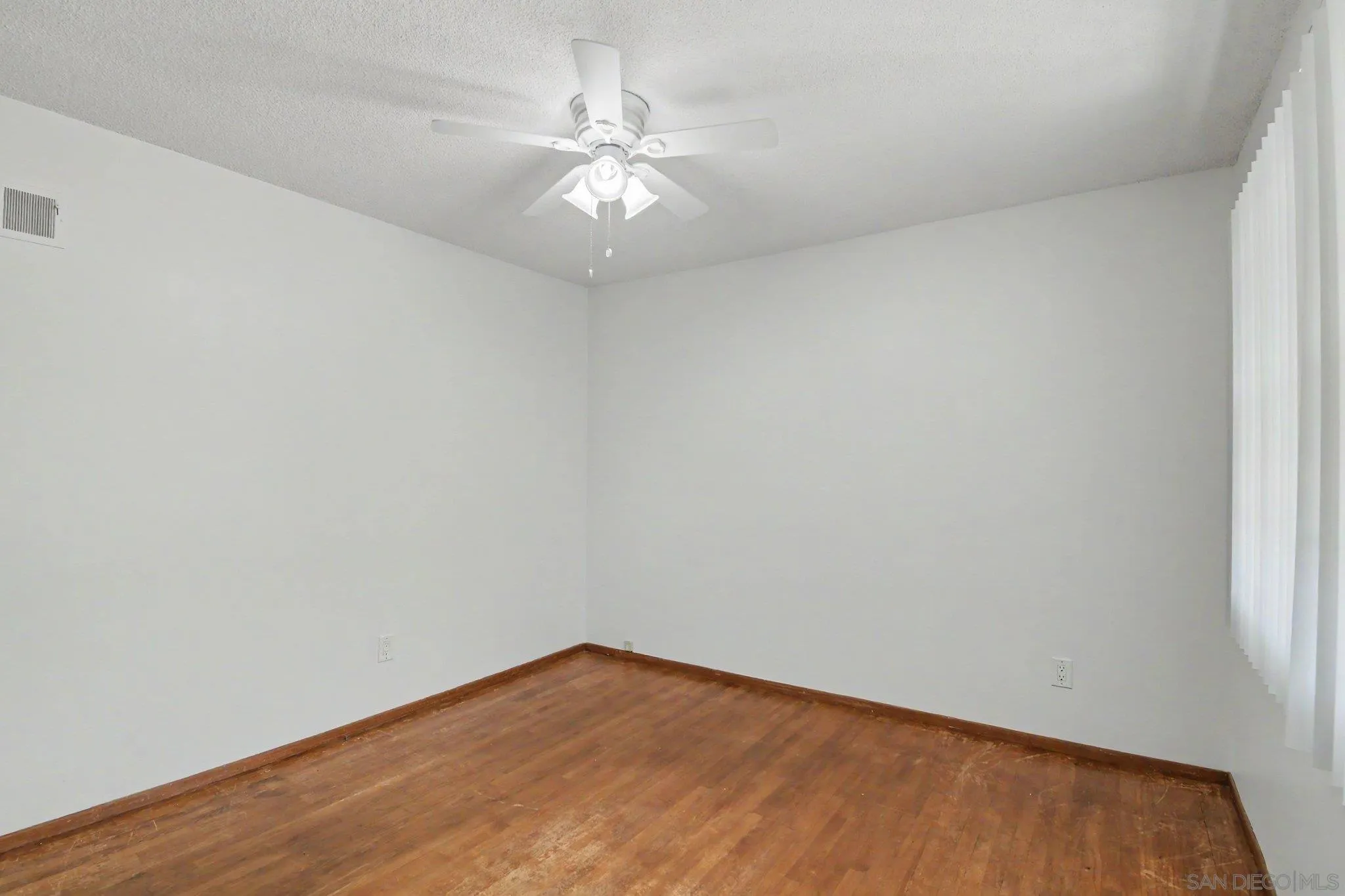 https://cdn.realtyfeed.com/cdn/127/260020154/cc0cec2b3e4cf6cc1d60deb6c0d5ed91.webp