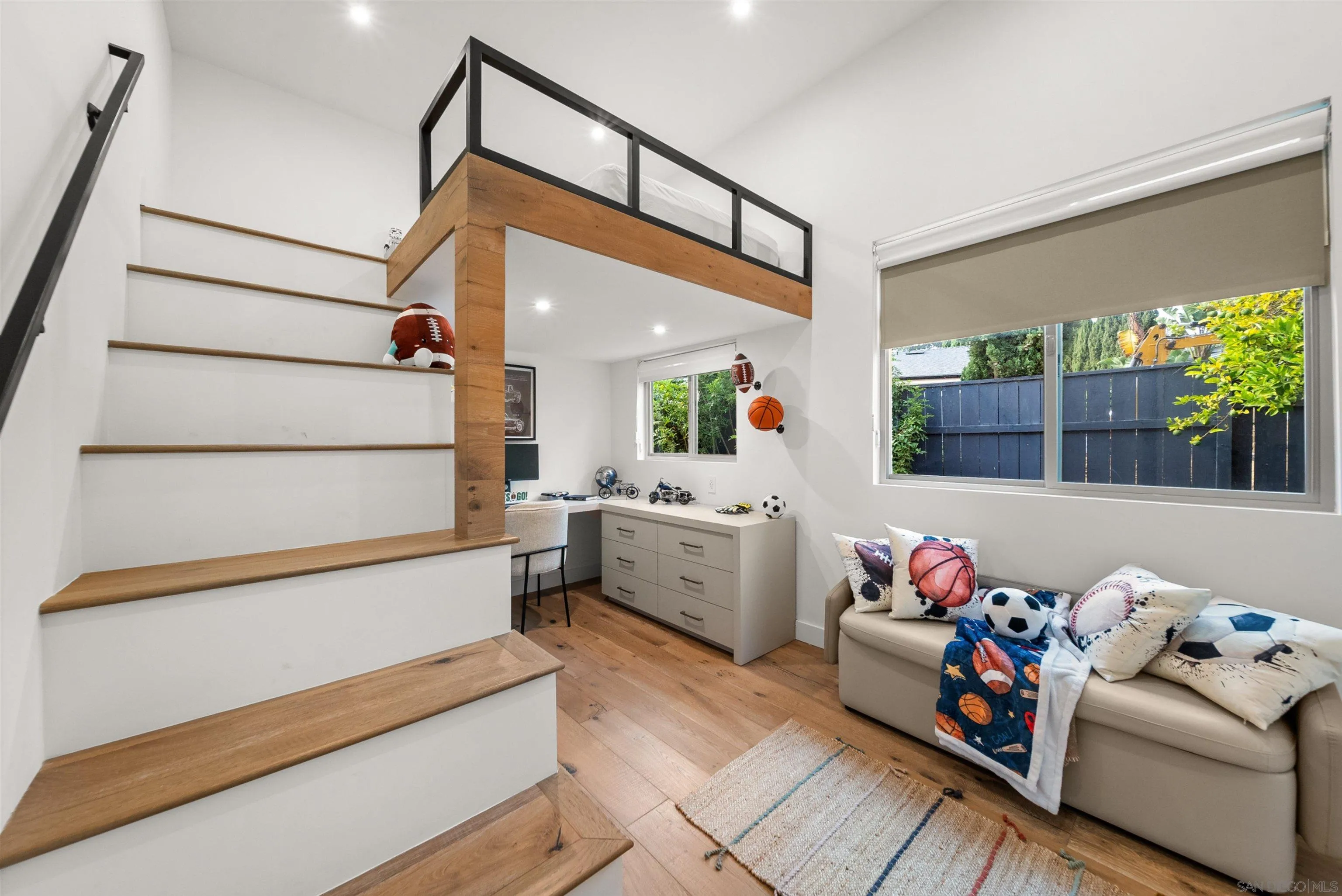 https://cdn.realtyfeed.com/cdn/127/260020160/b2a7dc0cfdb468ef6b0737f71ef9bee5.webp
