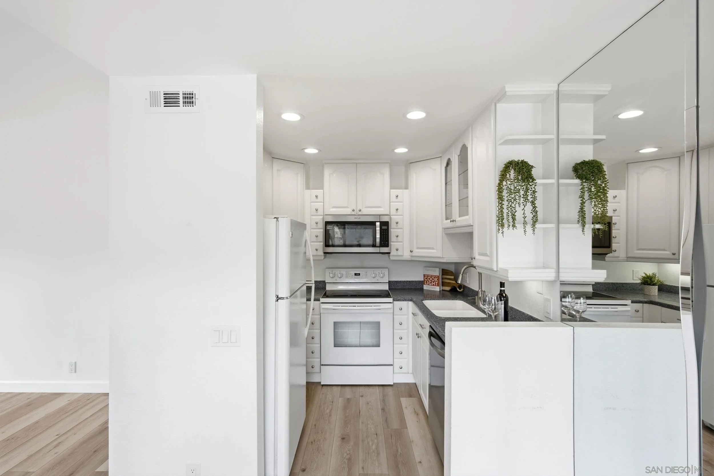 Photo #8: 260020161 Listing: Photo #8