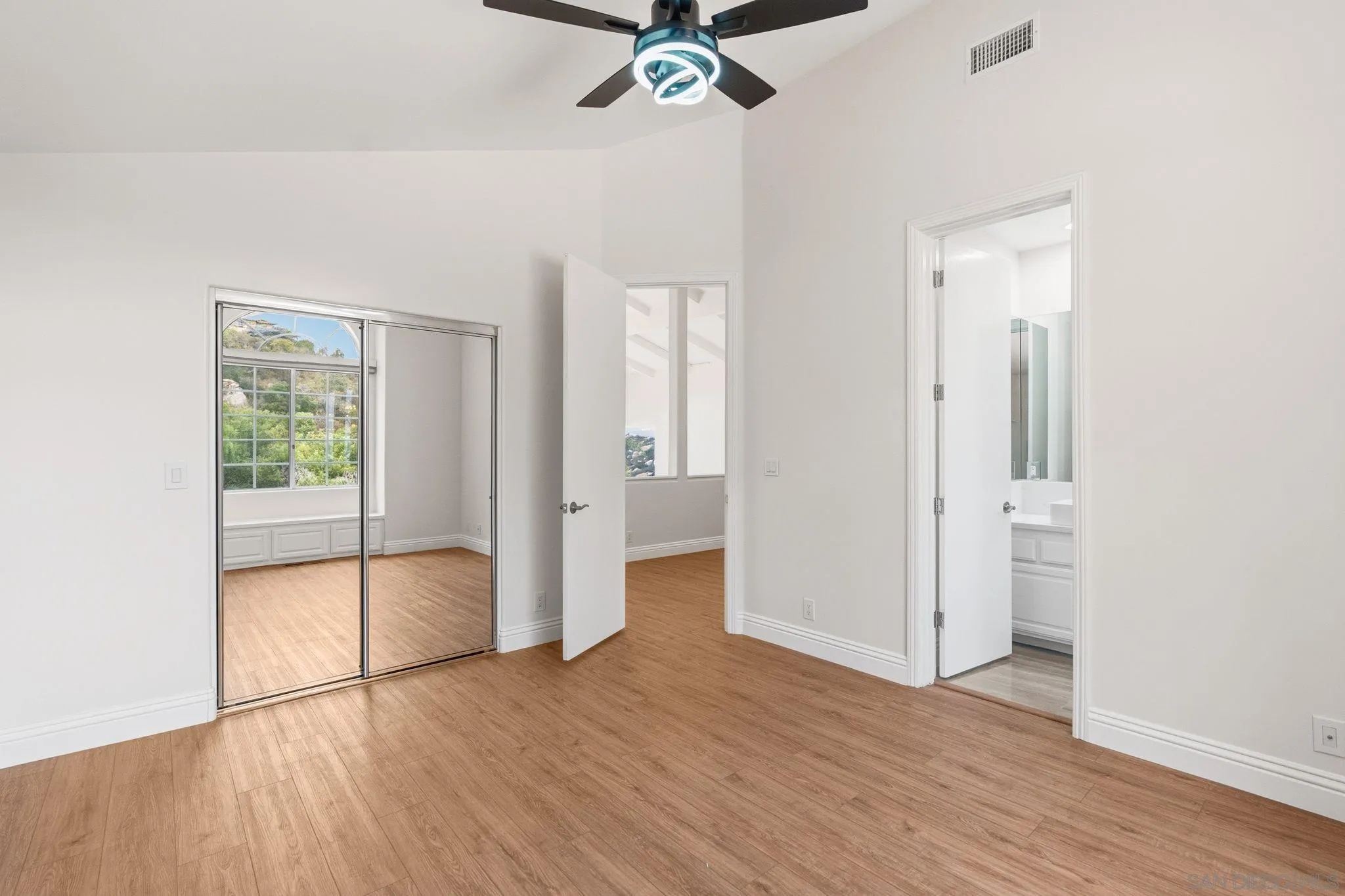 https://cdn.realtyfeed.com/cdn/127/260020165/35817e0a8ac19a8940349dcb21ae6e4f.webp
