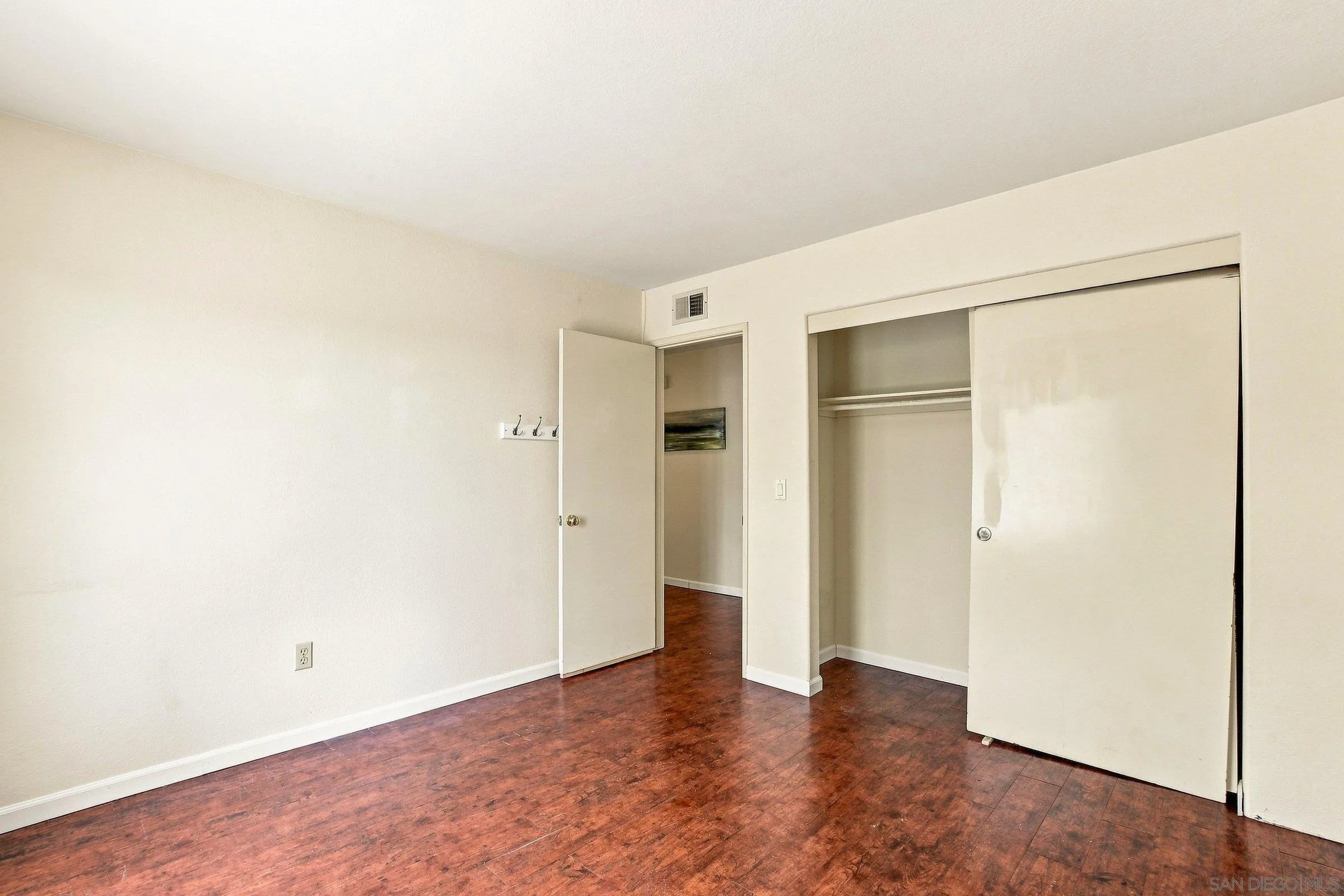 https://cdn.realtyfeed.com/cdn/127/260020170/e38d966c2851eb16c7b8faded663e4fa.webp