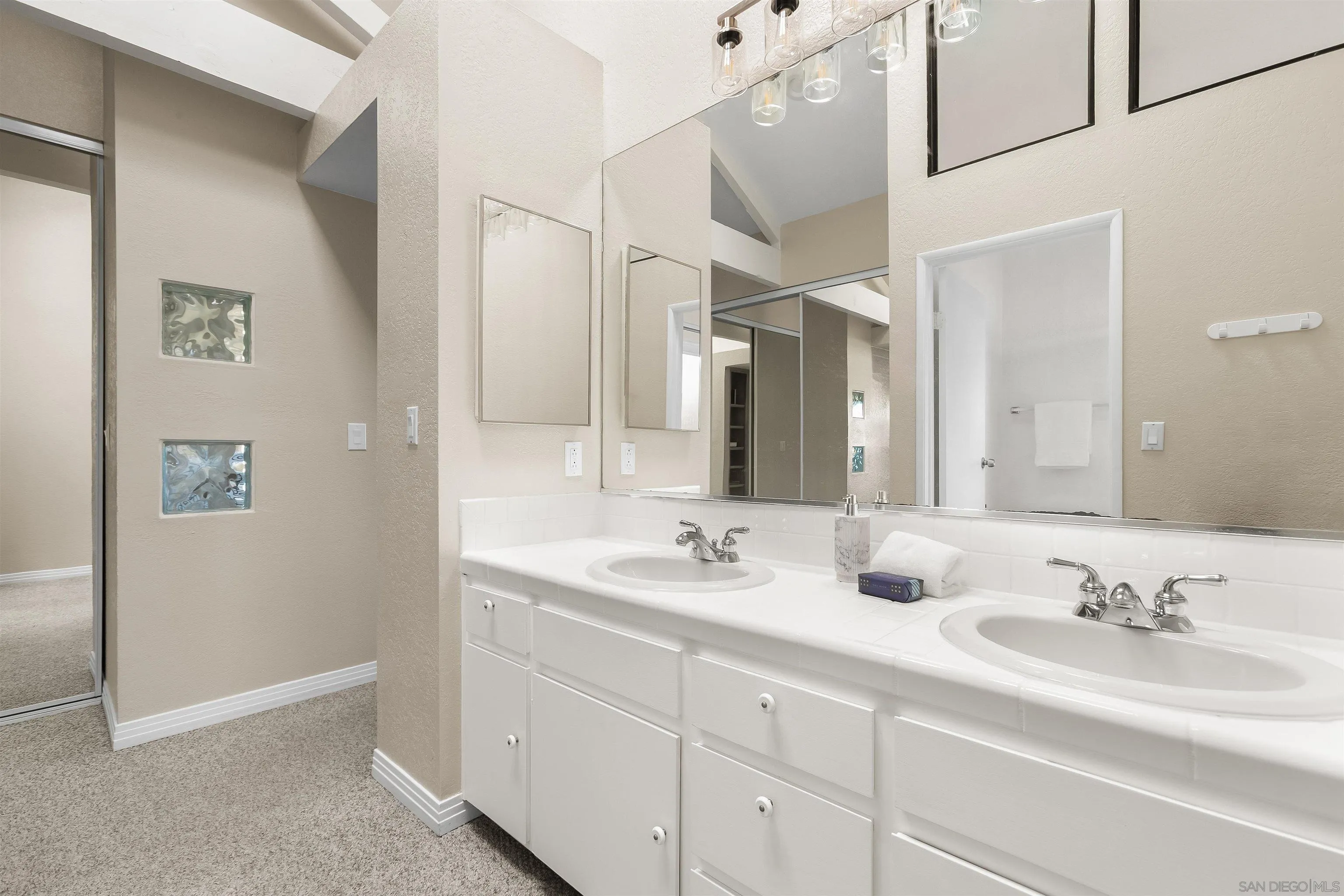 https://cdn.realtyfeed.com/cdn/127/260020182/6abe4a9beefea99997e448fc9c4f1884.webp