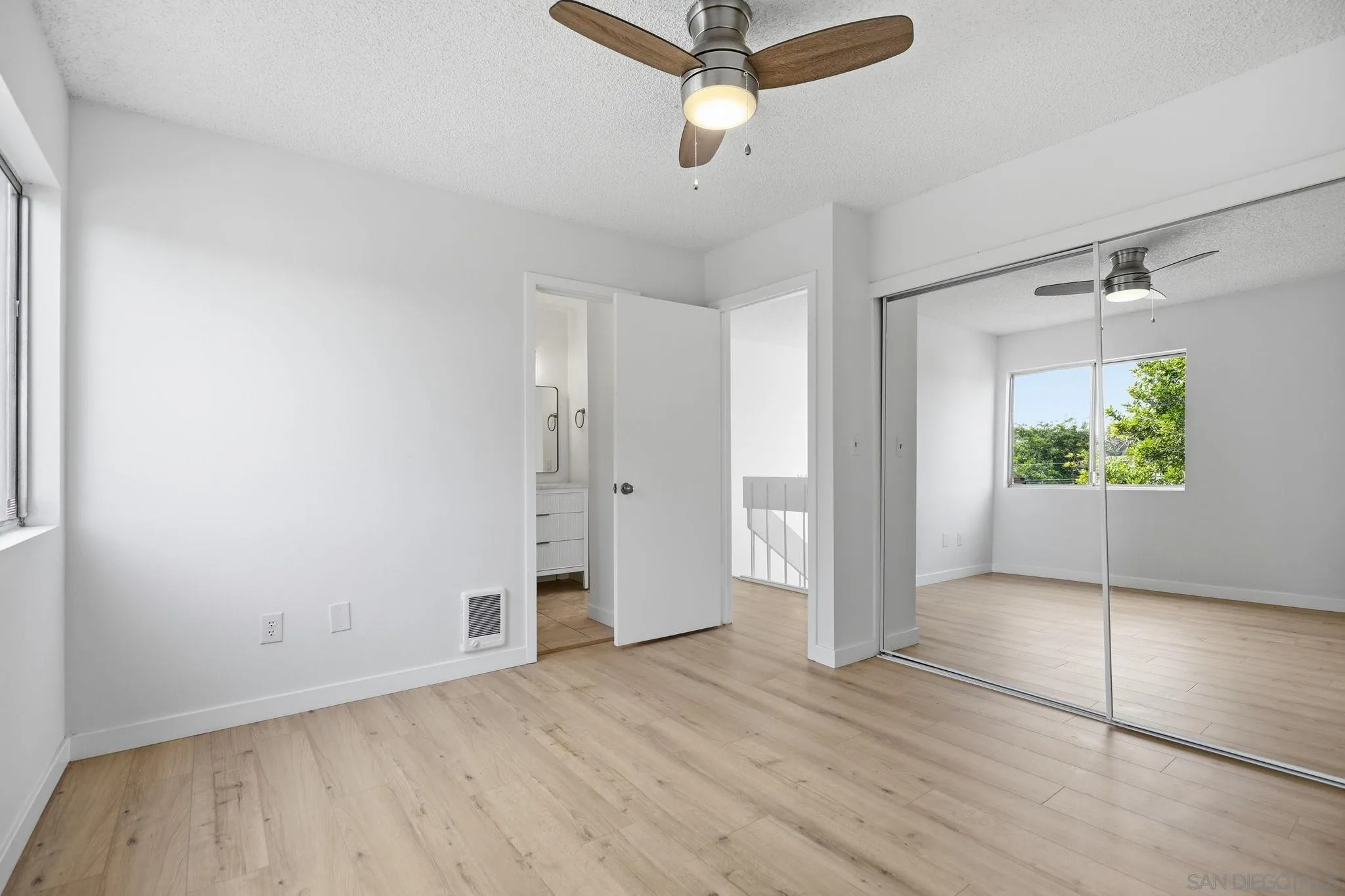 https://cdn.realtyfeed.com/cdn/127/260020183/429ca438bf85aa480d37f0b392b515e5.webp
