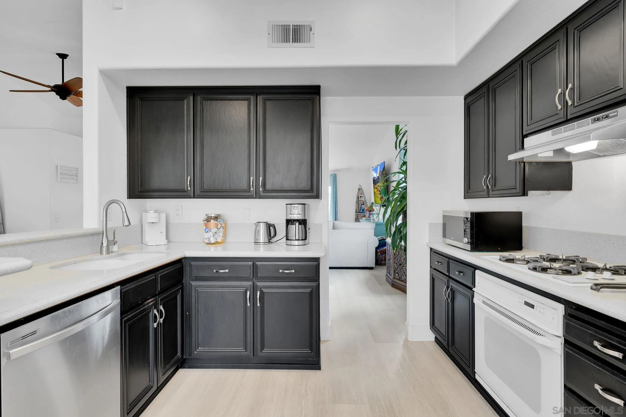 https://cdn.realtyfeed.com/cdn/127/260020186/79c66457a586322350e6e5536a1821bb.webp