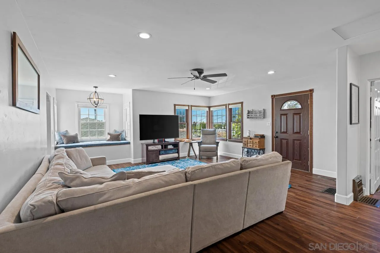 https://cdn.realtyfeed.com/cdn/127/260020214/5e6968b539a1c2f53f34382972266369.webp