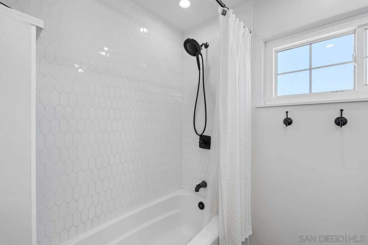 https://cdn.realtyfeed.com/cdn/127/260020214/70907cc32e14a52474be93a823a99b68.webp