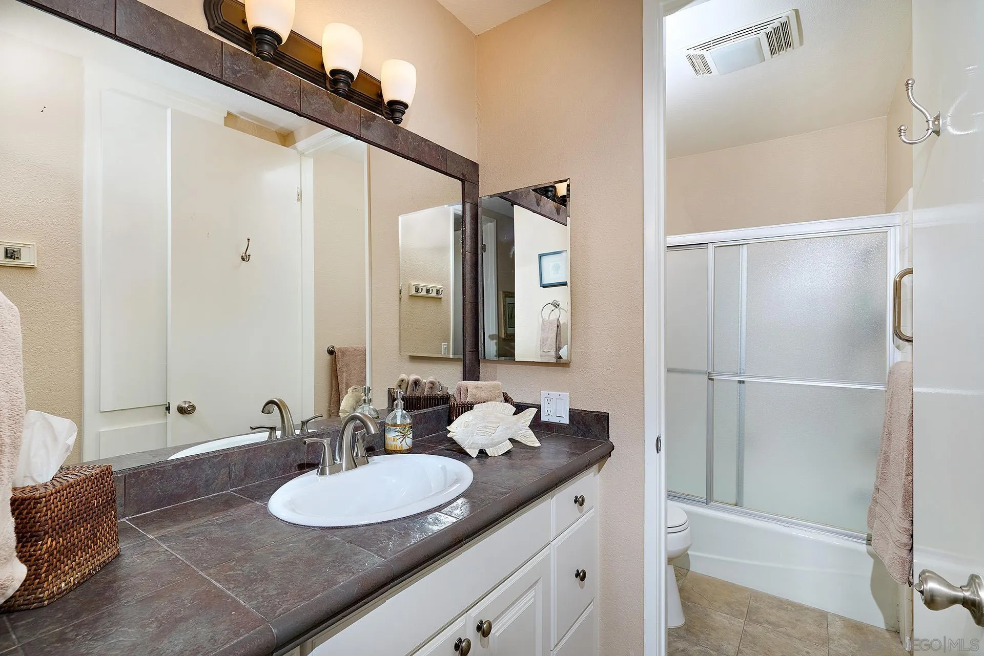 https://cdn.realtyfeed.com/cdn/127/260020271/2da616f44f1b443b7d0d2628d515082b.webp