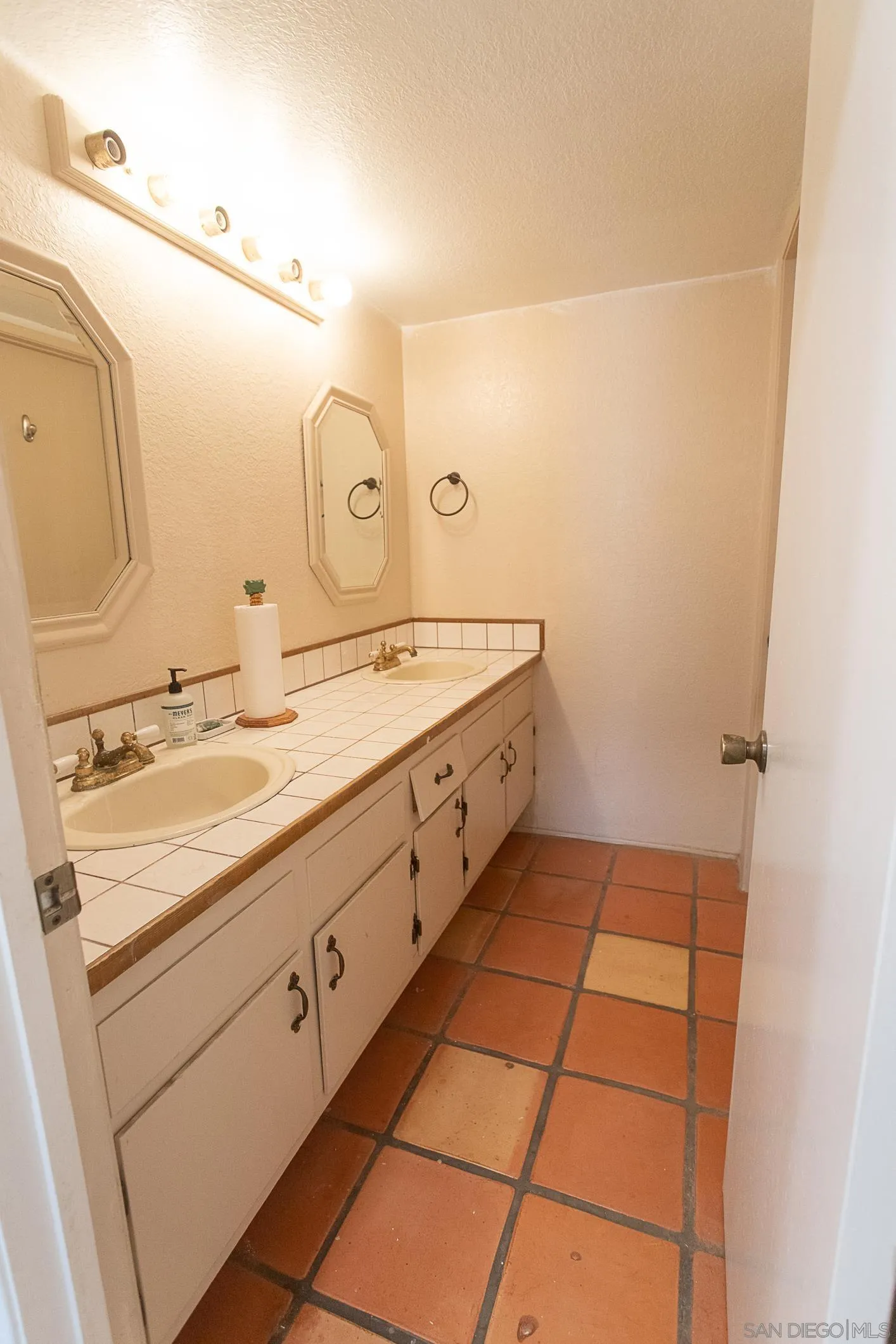 https://cdn.realtyfeed.com/cdn/127/260020285/f9d373ae9cfc2420f9522ea76e489c7c.webp