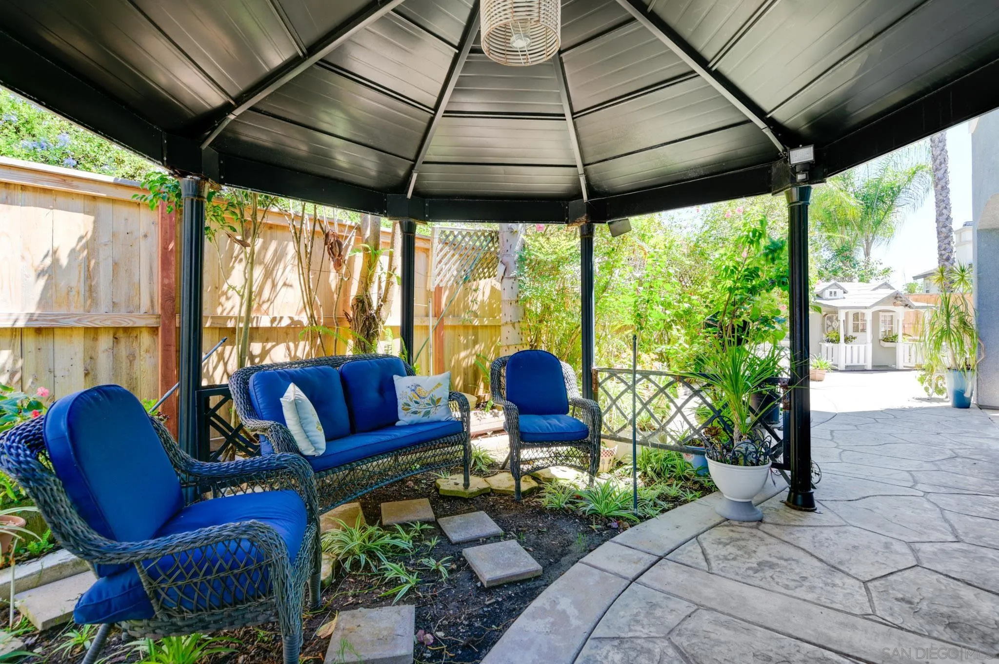 https://cdn.realtyfeed.com/cdn/127/260020300/097df887aa37cd8a32e2460cfc704595.webp