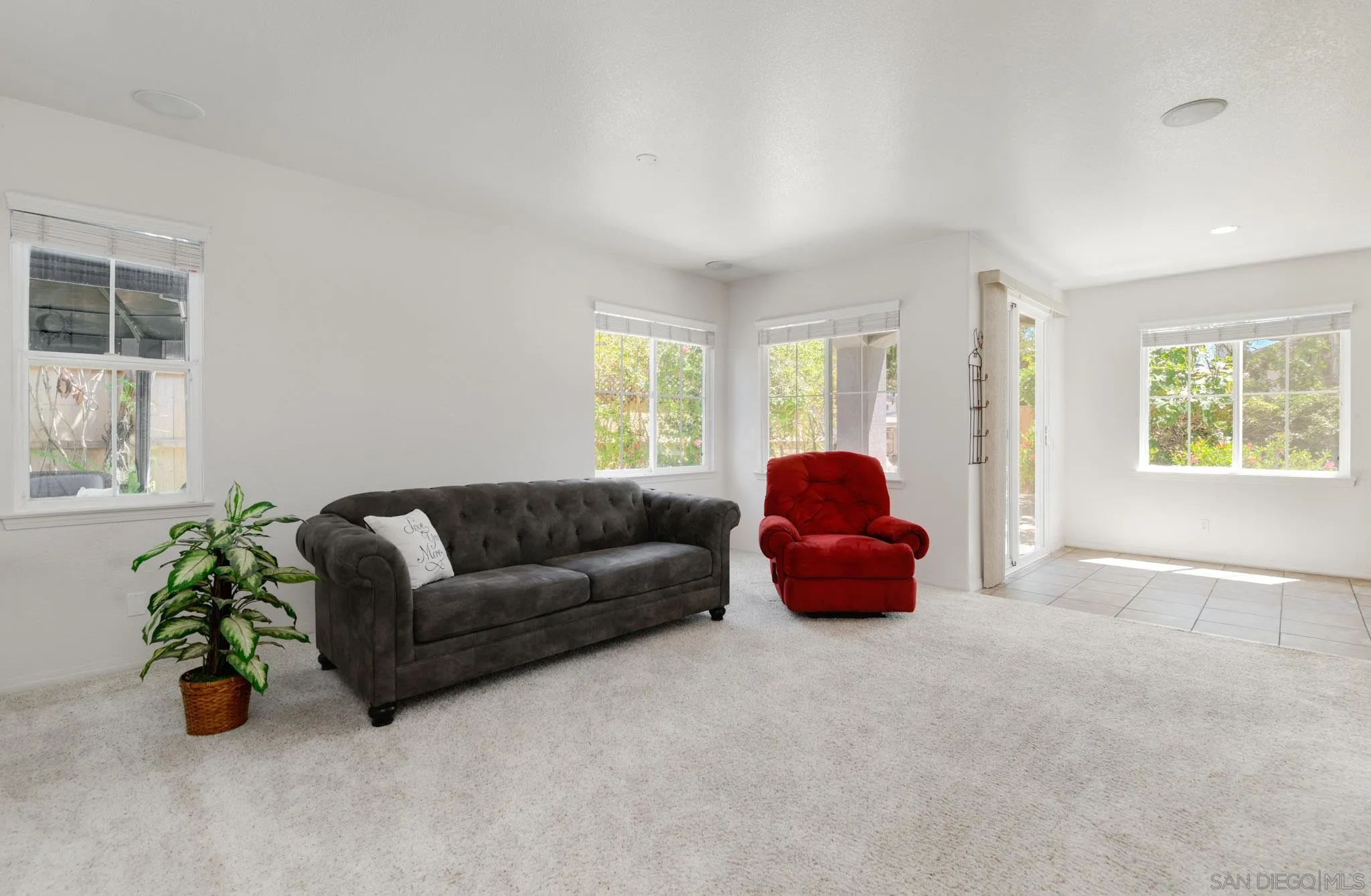 https://cdn.realtyfeed.com/cdn/127/260020300/469e0e6de716ce2b31444ca1aacfbe1b.webp