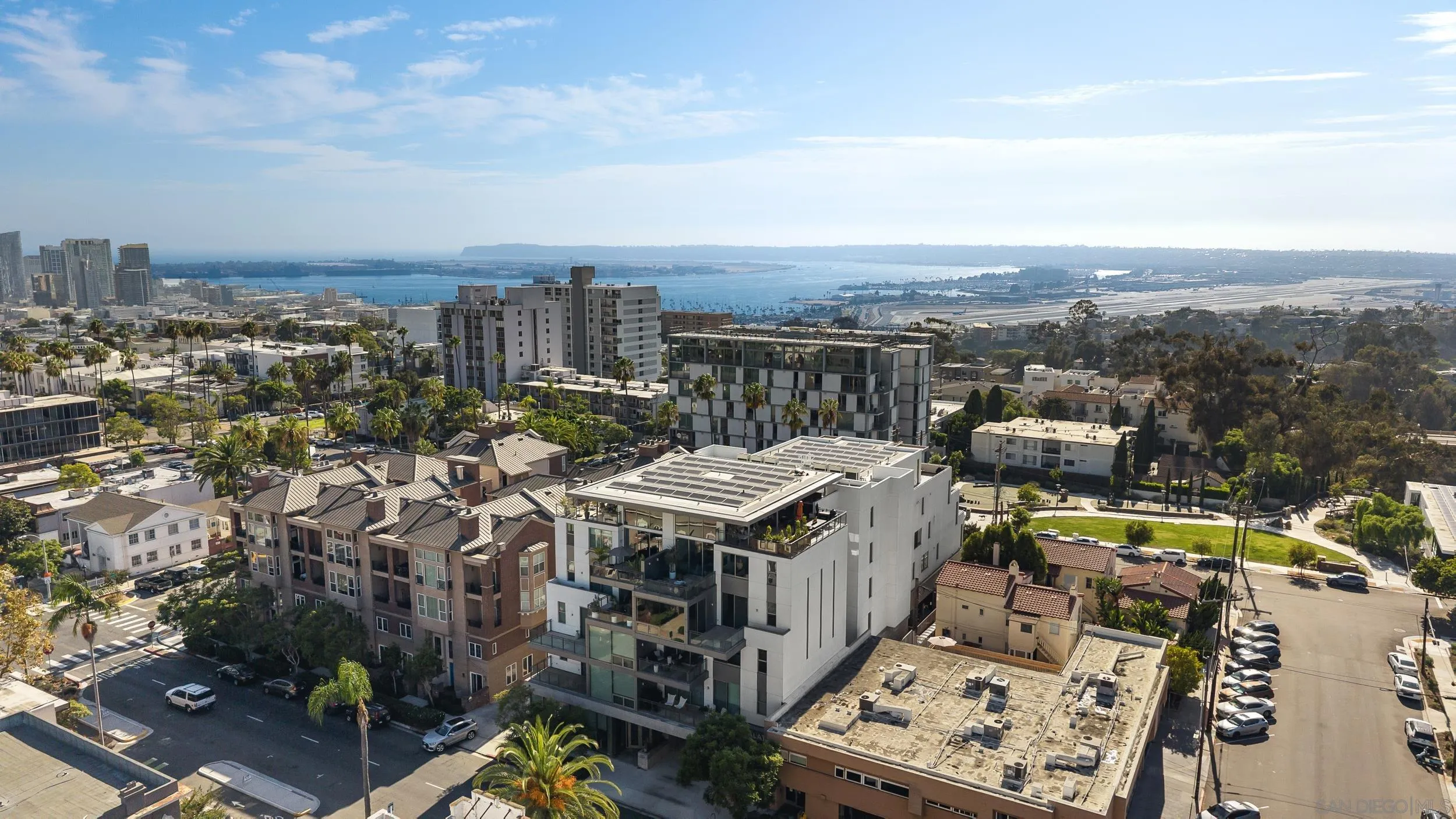 https://cdn.realtyfeed.com/cdn/127/260020302/860dd064531b4df98d5f293f355fa0a3.webp