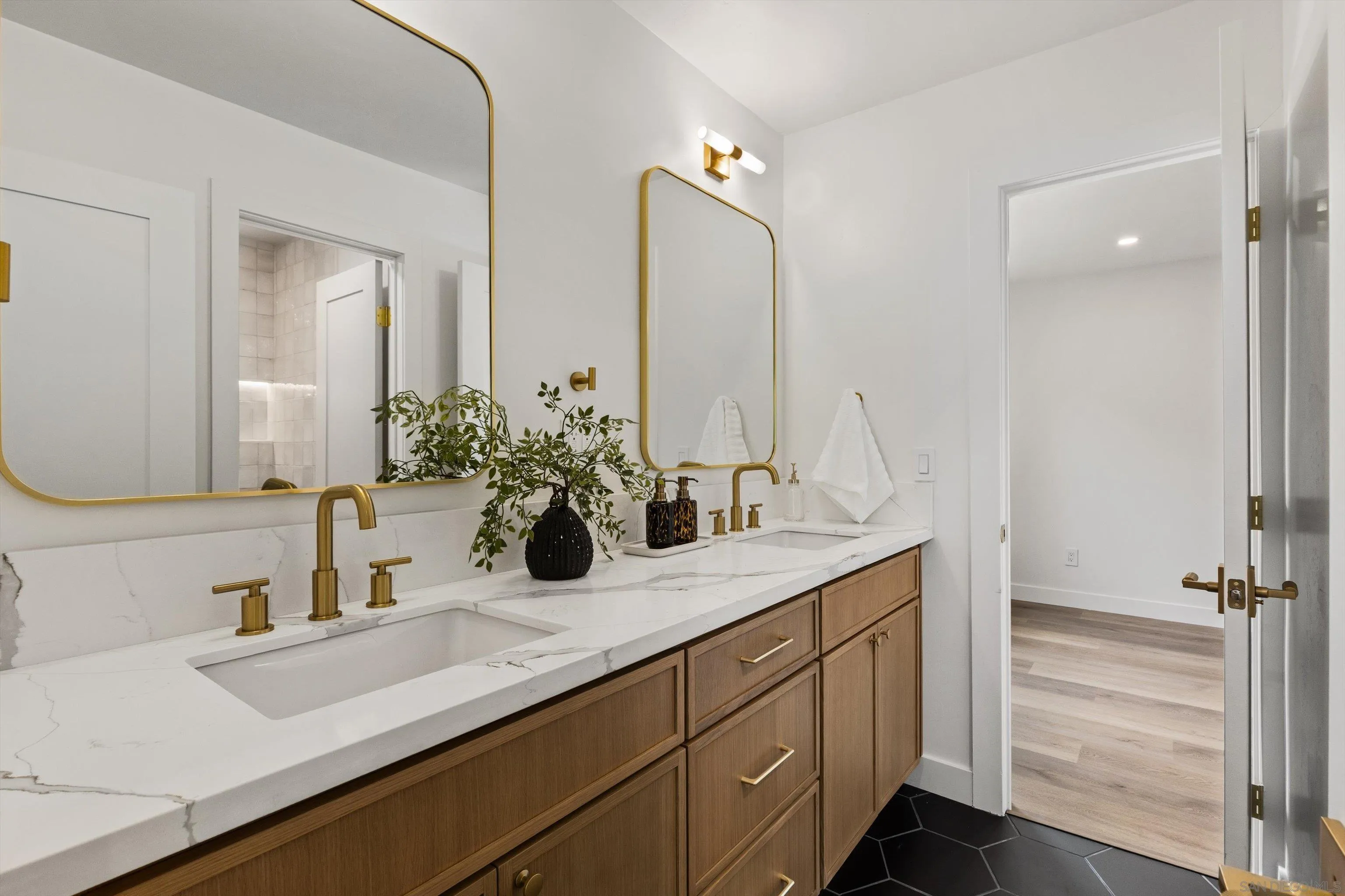 https://cdn.realtyfeed.com/cdn/127/260020308/55b3bcddffe3906232d456cc17bc38fa.webp