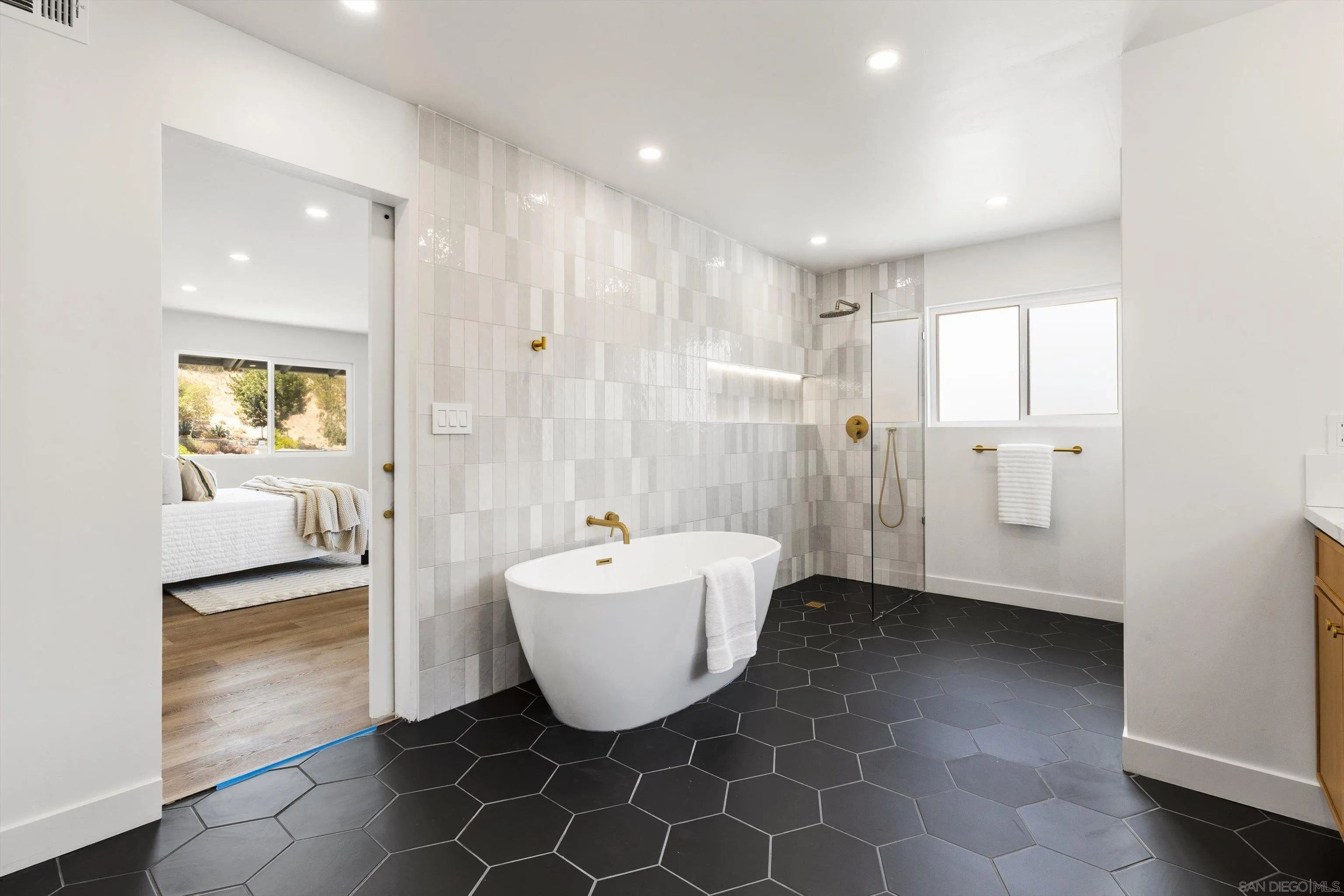 https://cdn.realtyfeed.com/cdn/127/260020308/9add4fb80bb144dc1f5d17ae8ad90d36.webp