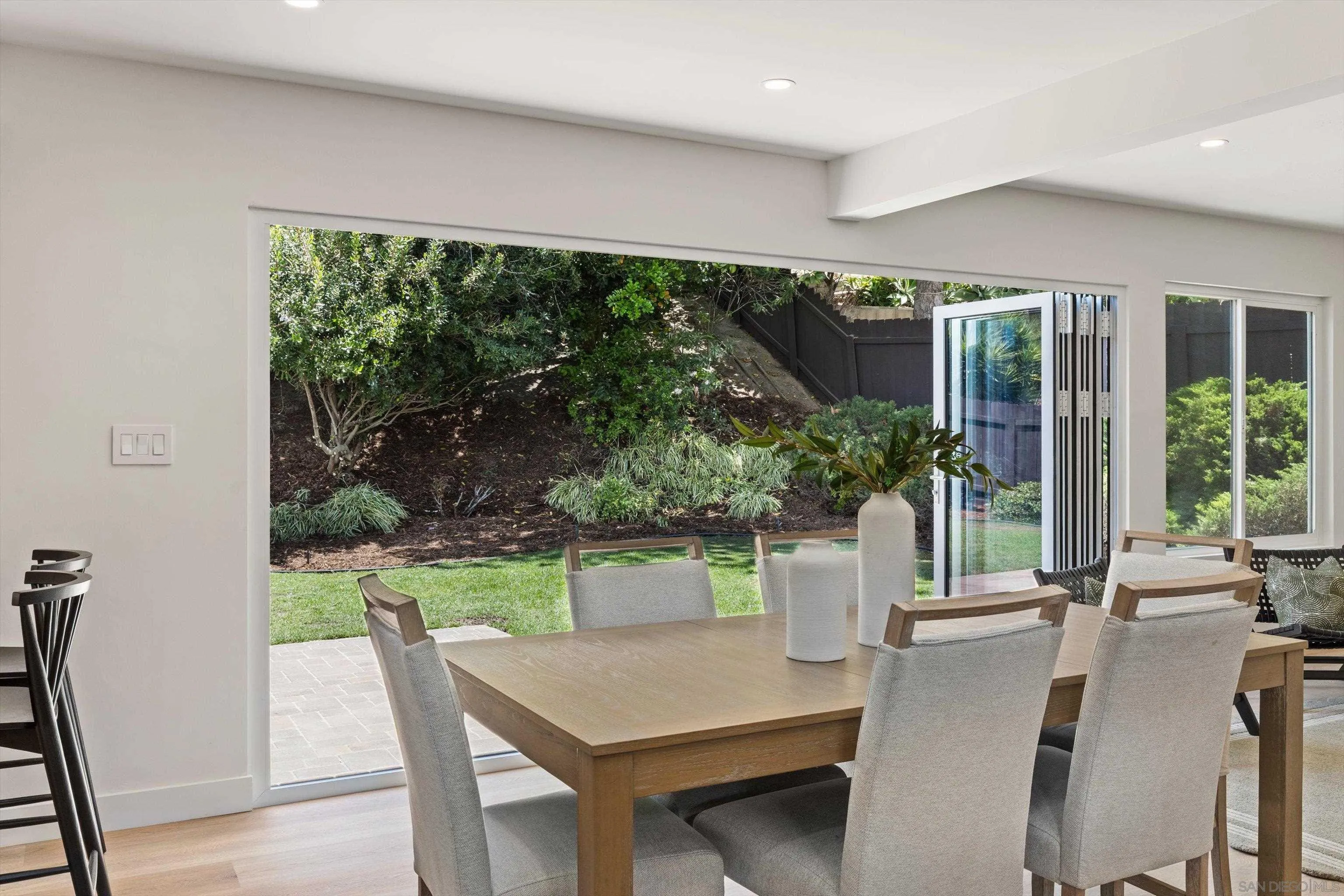 https://cdn.realtyfeed.com/cdn/127/260020308/cfe4f46d2d2f1a23b259658a7b654975.webp