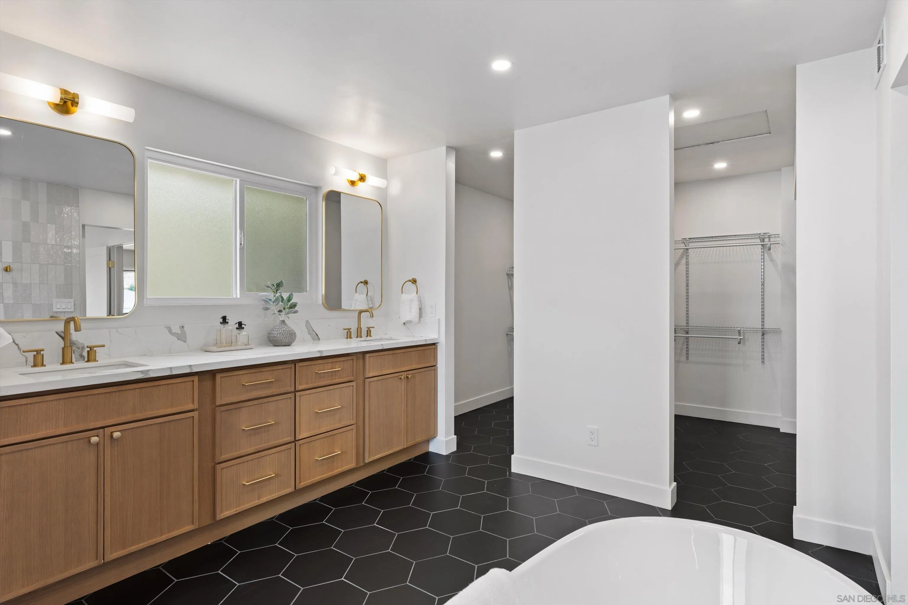 https://cdn.realtyfeed.com/cdn/127/260020308/f0a4ef153e3035cfa8218a238e4f5d64.webp