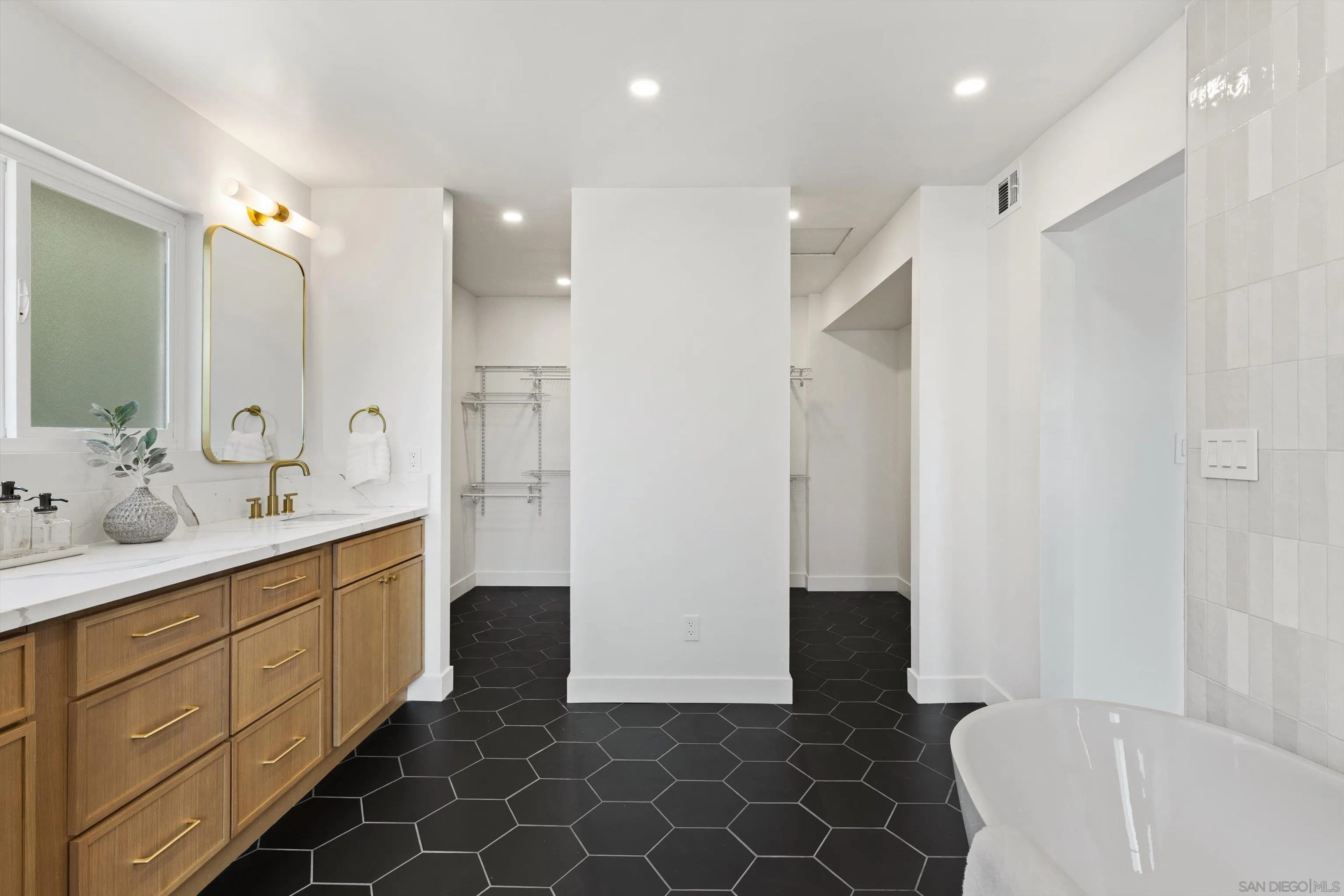 https://cdn.realtyfeed.com/cdn/127/260020308/f5383cb5b9c192e24fb65cc8d2a2da3c.webp