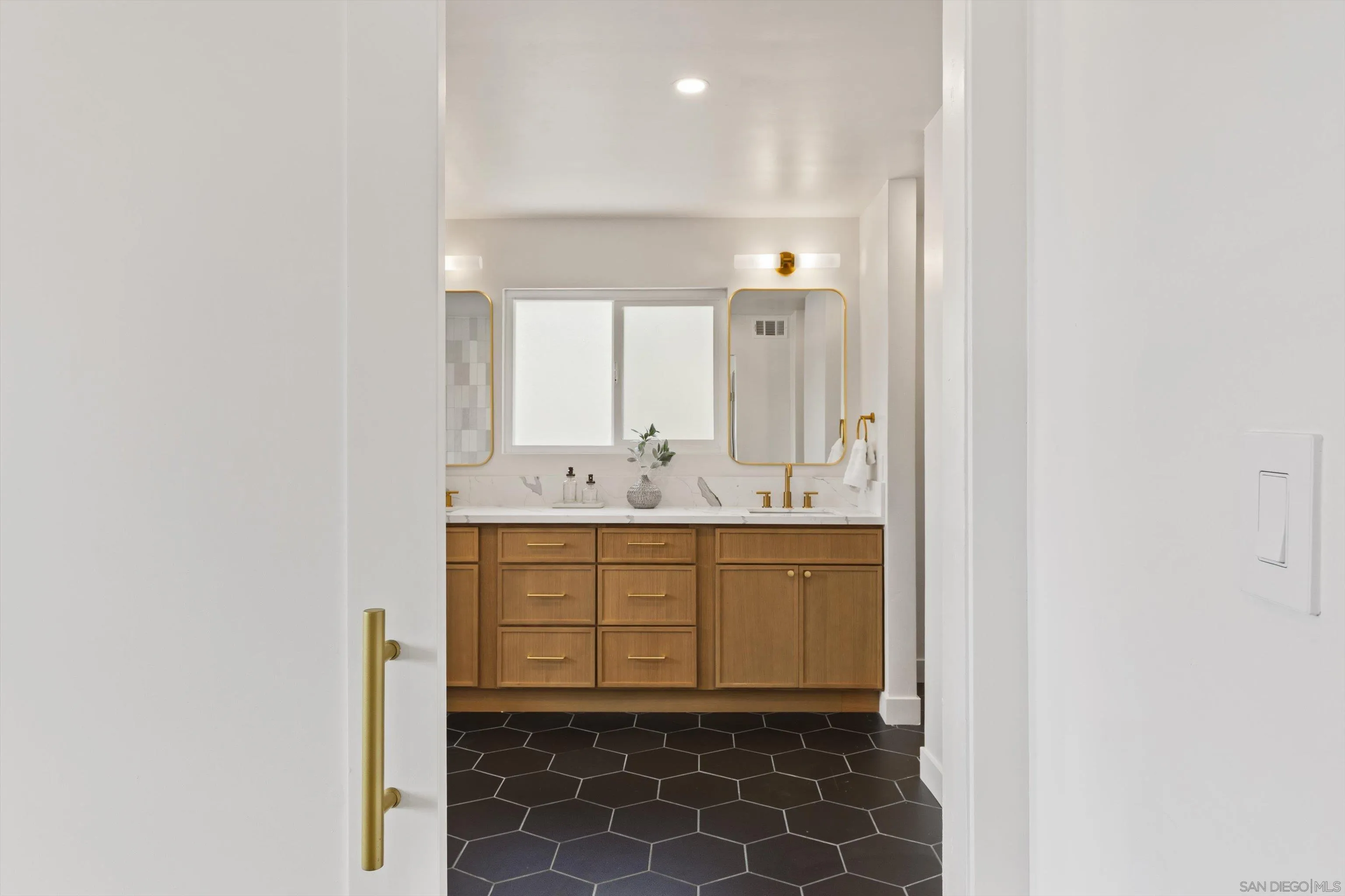 https://cdn.realtyfeed.com/cdn/127/260020308/f98bd46488a02fbebf9d016c1a69f1c8.webp