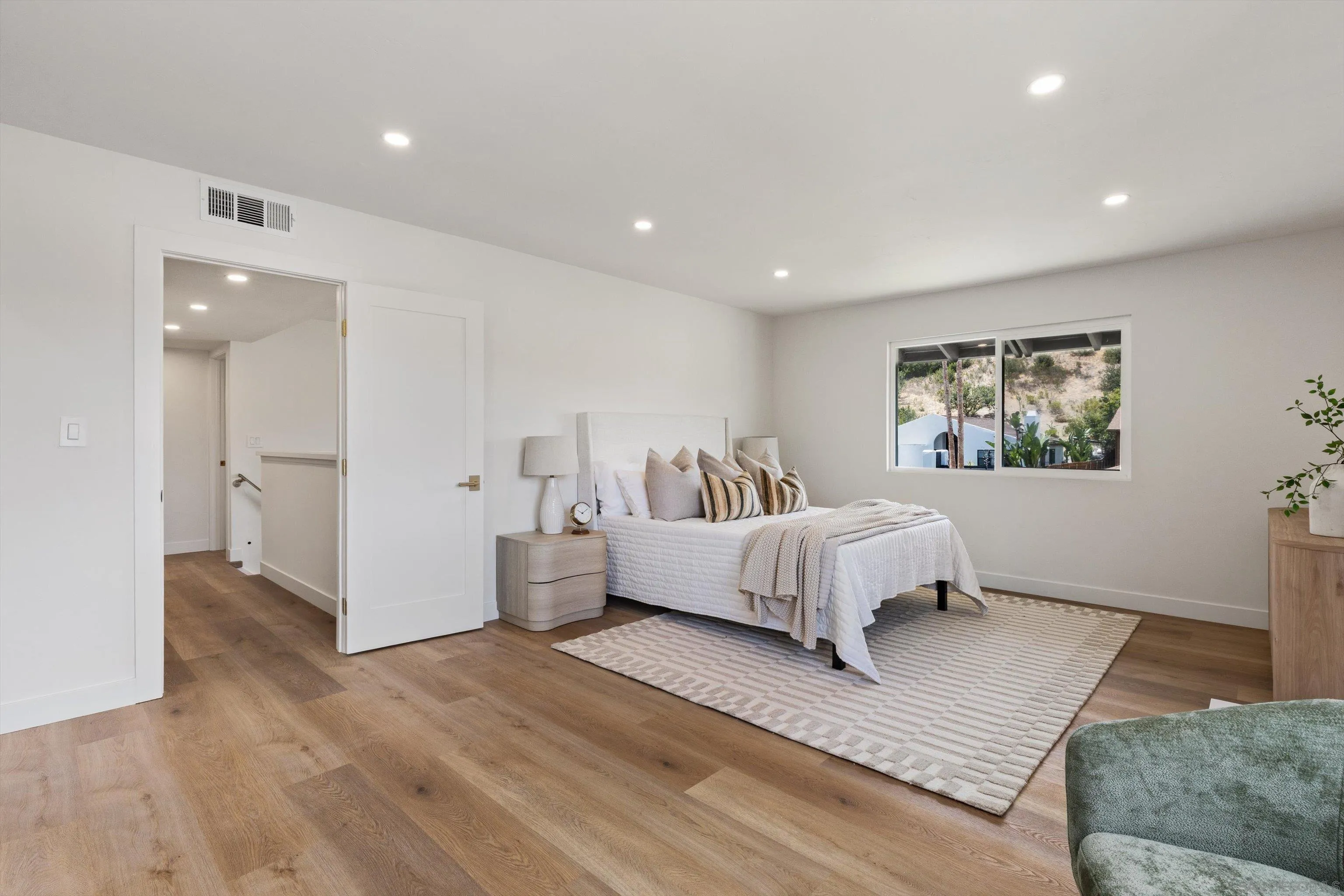https://cdn.realtyfeed.com/cdn/127/260020308/fc1bb680802bd71585037023d16671d6.webp
