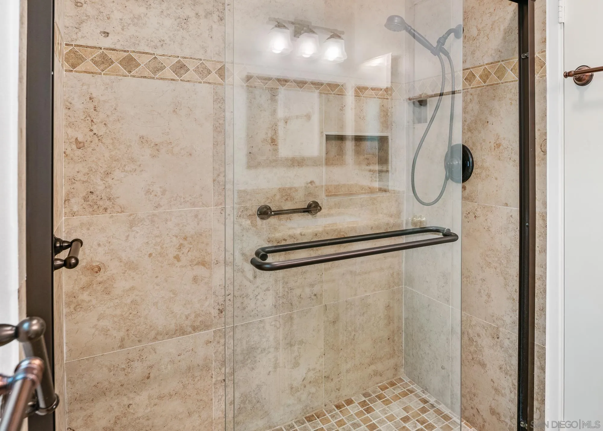 https://cdn.realtyfeed.com/cdn/127/260020320/858fdfdab50d82a75fc9ea977190b7c5.webp