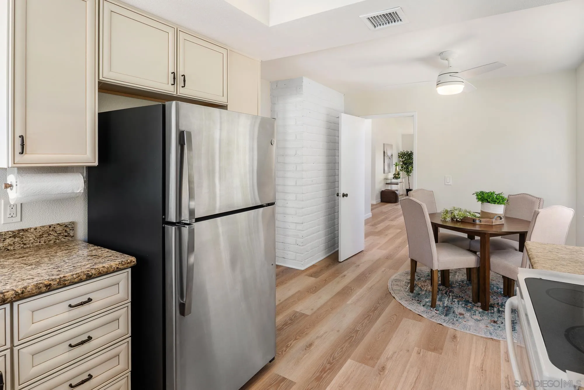 https://cdn.realtyfeed.com/cdn/127/260020320/9afeb2321074a4cd977b6b36f0718e26.webp