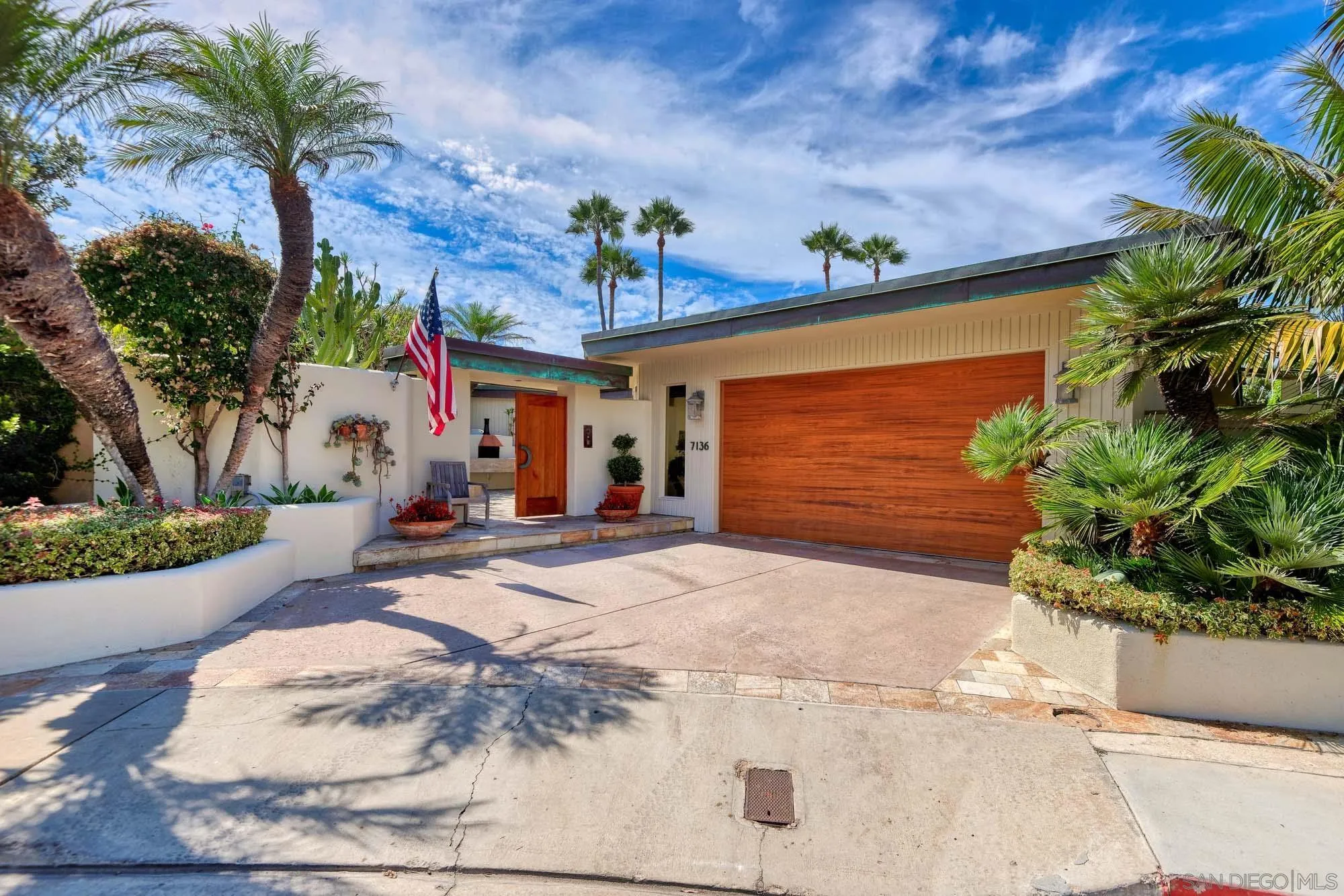 https://cdn.realtyfeed.com/cdn/127/260020344/65e0348afc40b0ede232a13917edb8f4.webp
