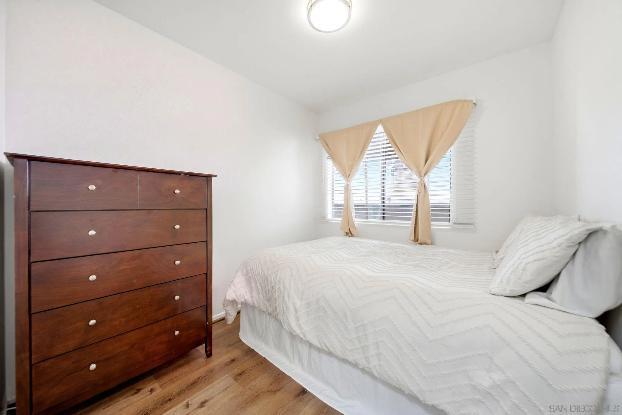 https://cdn.realtyfeed.com/cdn/127/260020360/3beaa066f84d55f4a2c6a8e09f33fc03.webp