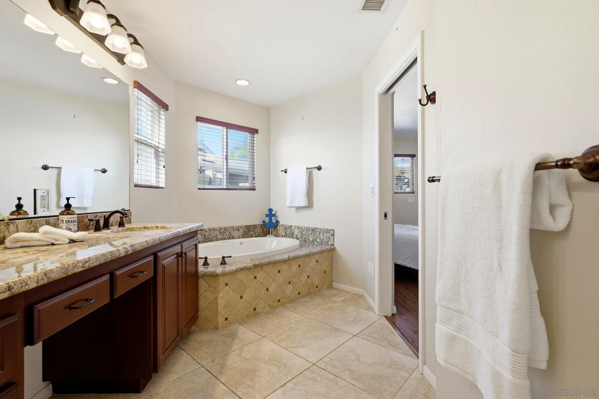 https://cdn.realtyfeed.com/cdn/127/260020363/35e869fed3b5db480239885f3eadd06e.webp