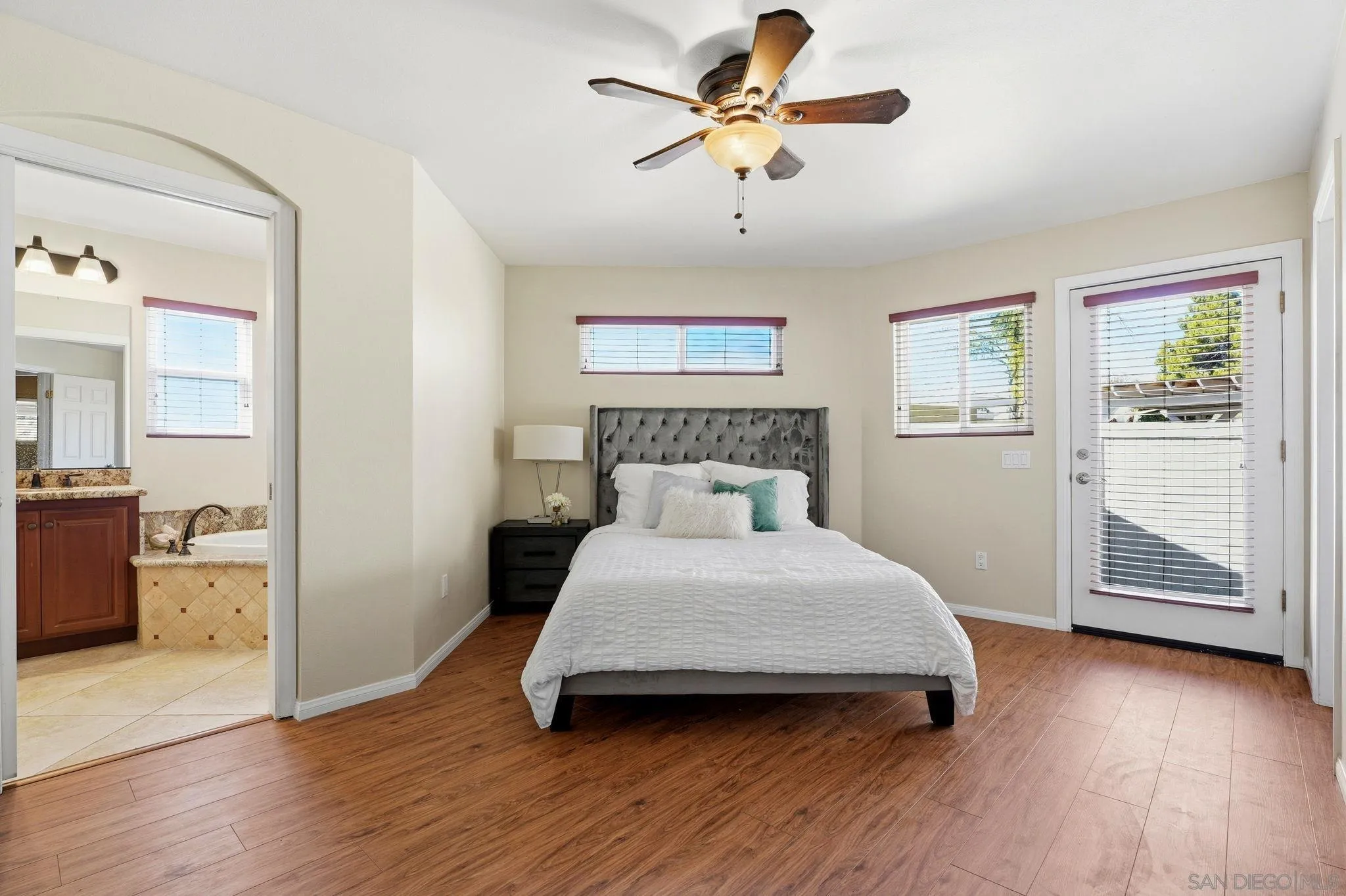 https://cdn.realtyfeed.com/cdn/127/260020363/8135f0e1501a84287887d01086f4afe6.webp