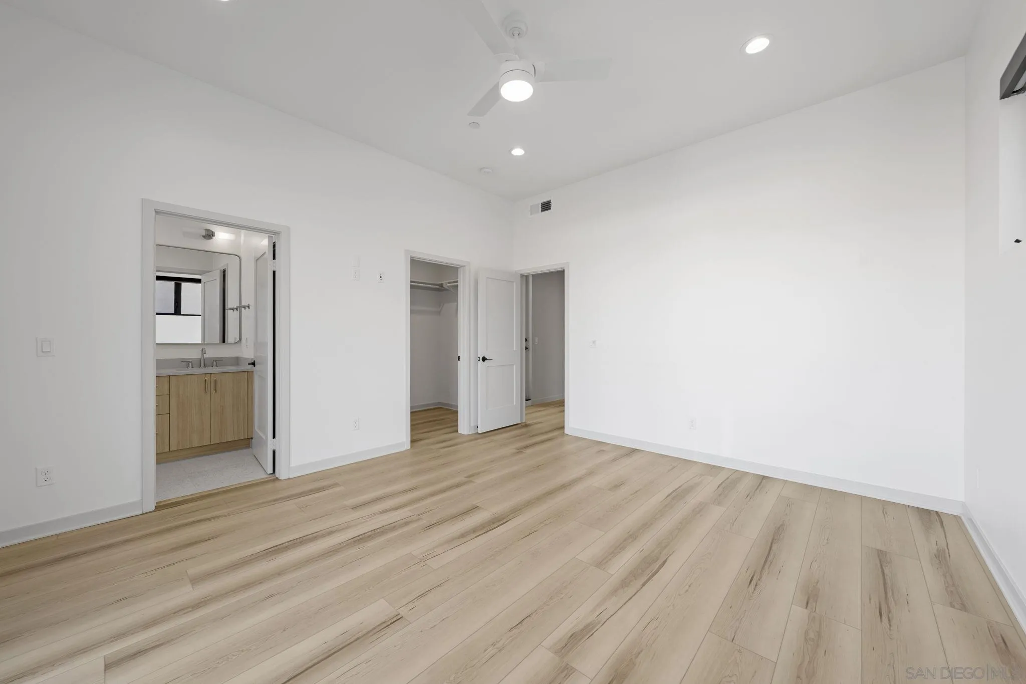 https://cdn.realtyfeed.com/cdn/127/260020367/f18effbec70734b2d161610226515190.webp