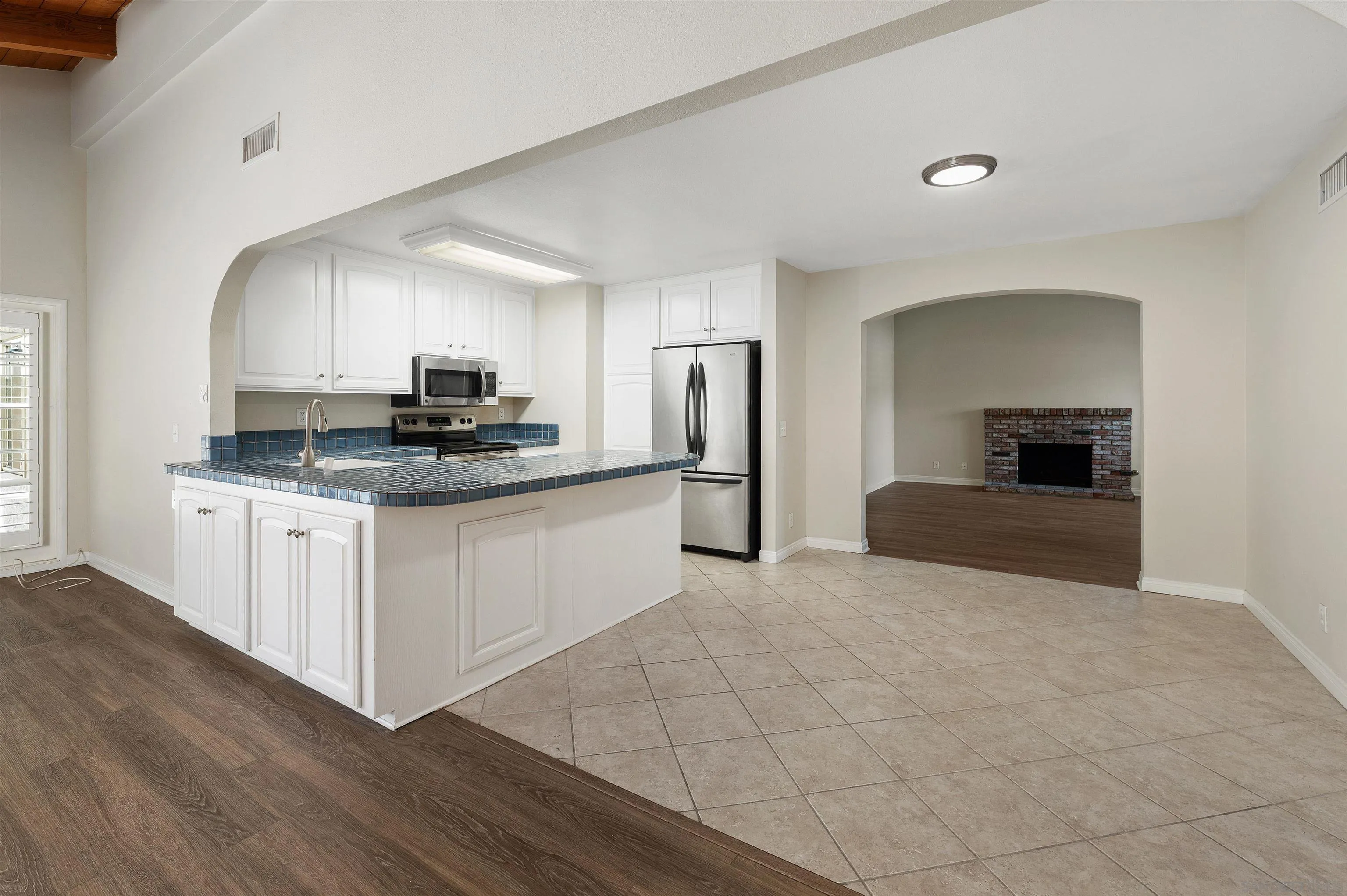 https://cdn.realtyfeed.com/cdn/127/260020389/23927b1e41c720461abd973e824ce6f3.webp
