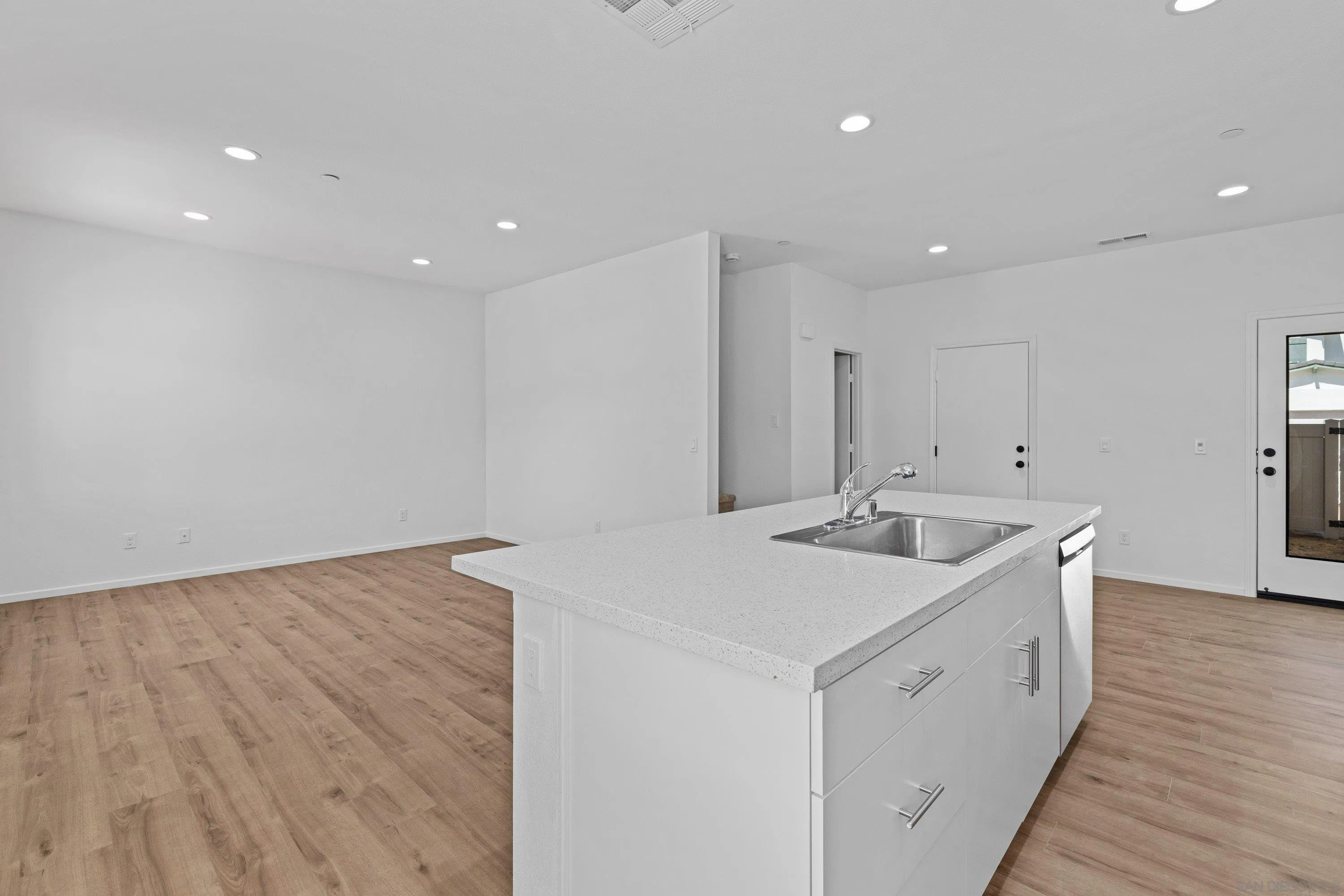 https://cdn.realtyfeed.com/cdn/127/260020392/964a09a554eefe5cc03329674f38f0d5.webp