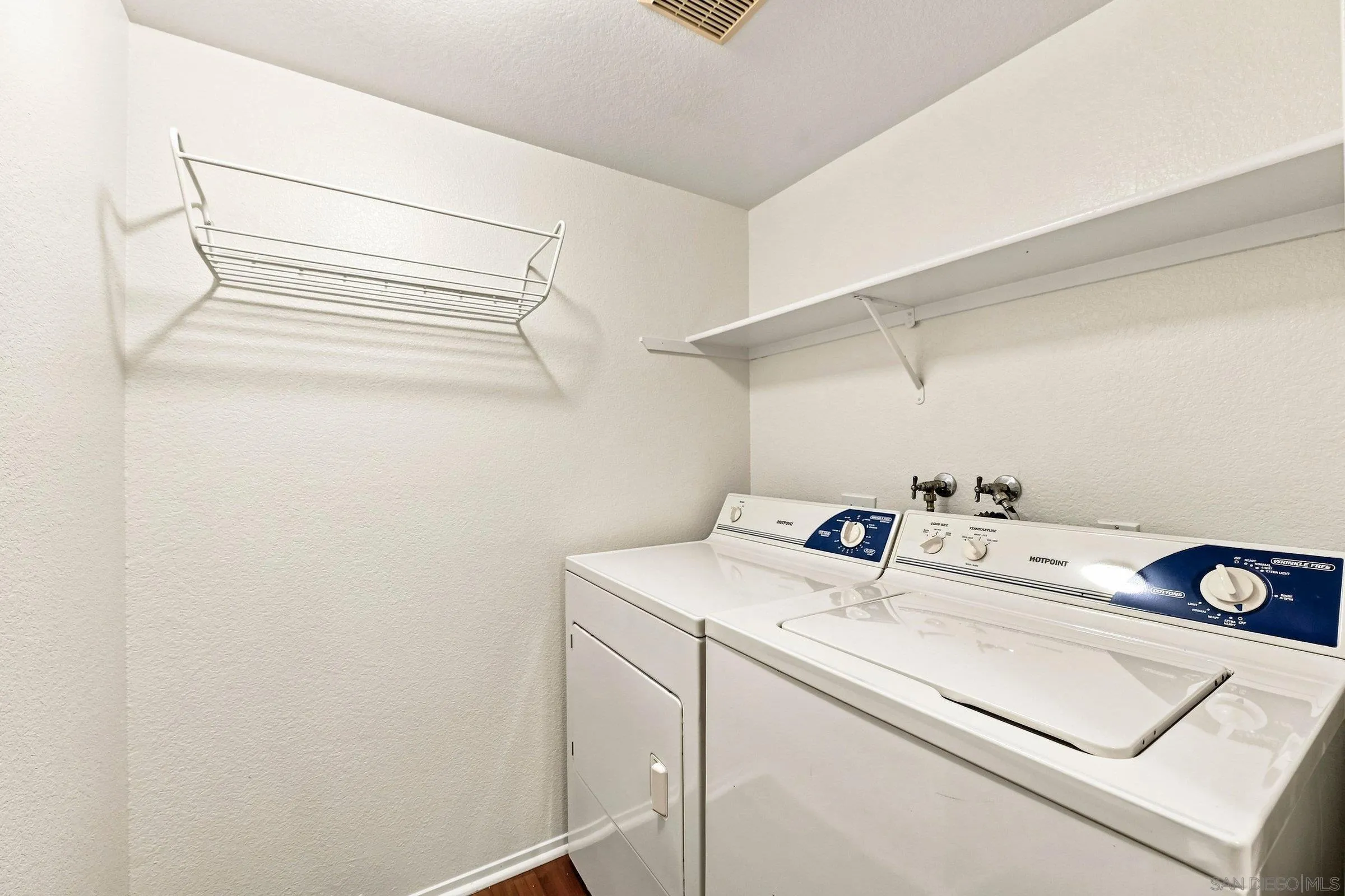 https://cdn.realtyfeed.com/cdn/127/260020404/9bee862ec82997fed828aecc7c37e999.webp