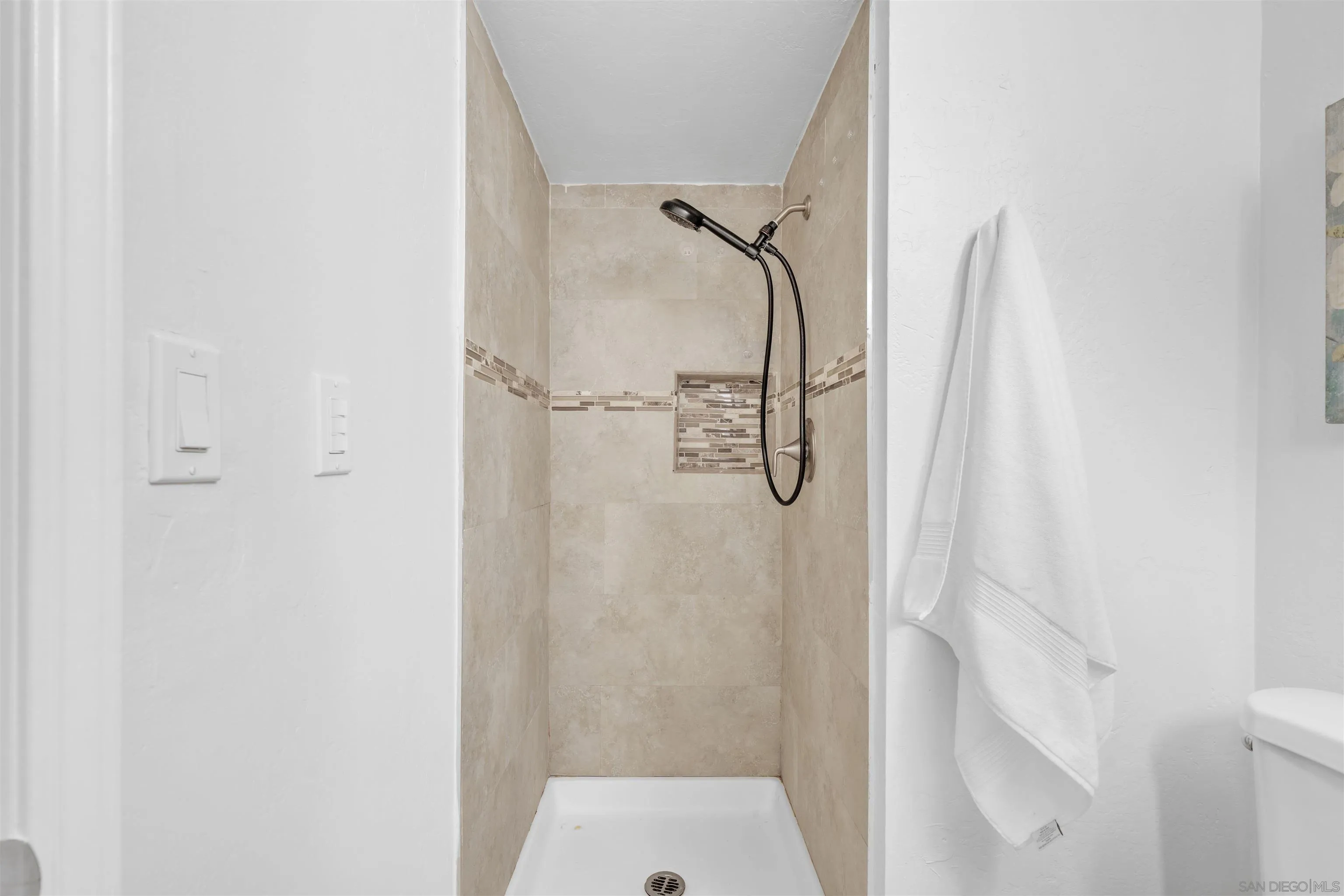 https://cdn.realtyfeed.com/cdn/127/260020424/fcfc44a09c5edf7d5b8582f064981bf7.webp
