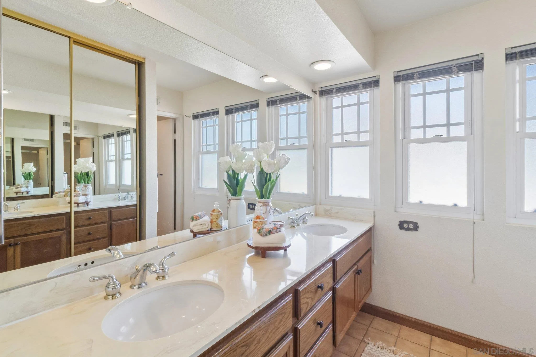https://cdn.realtyfeed.com/cdn/127/260020452/f79afe9373912253179442b49f1b670d.webp