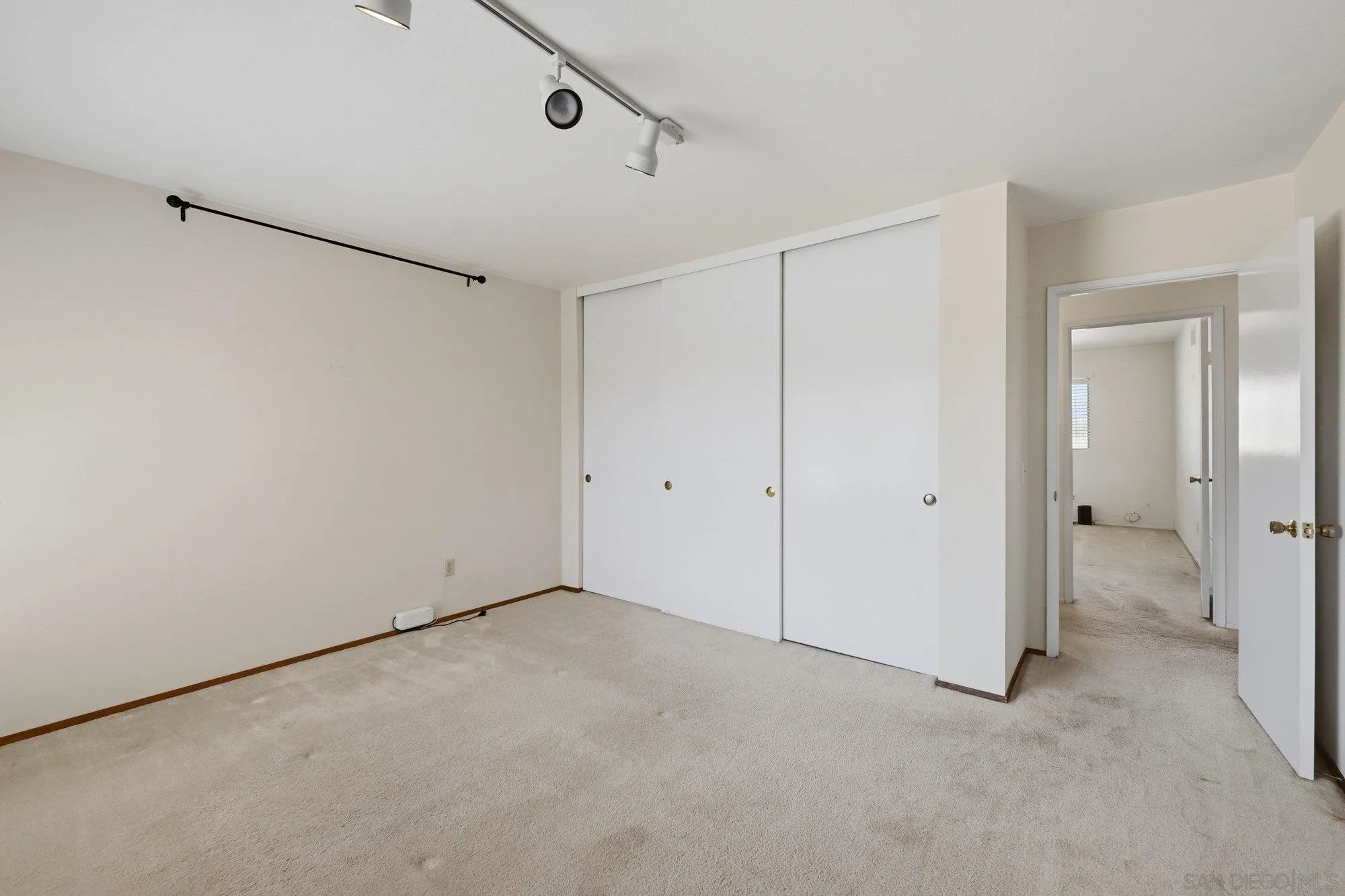 https://cdn.realtyfeed.com/cdn/127/260020455/de73c3feff66a8a45602c1f28a5549e2.webp