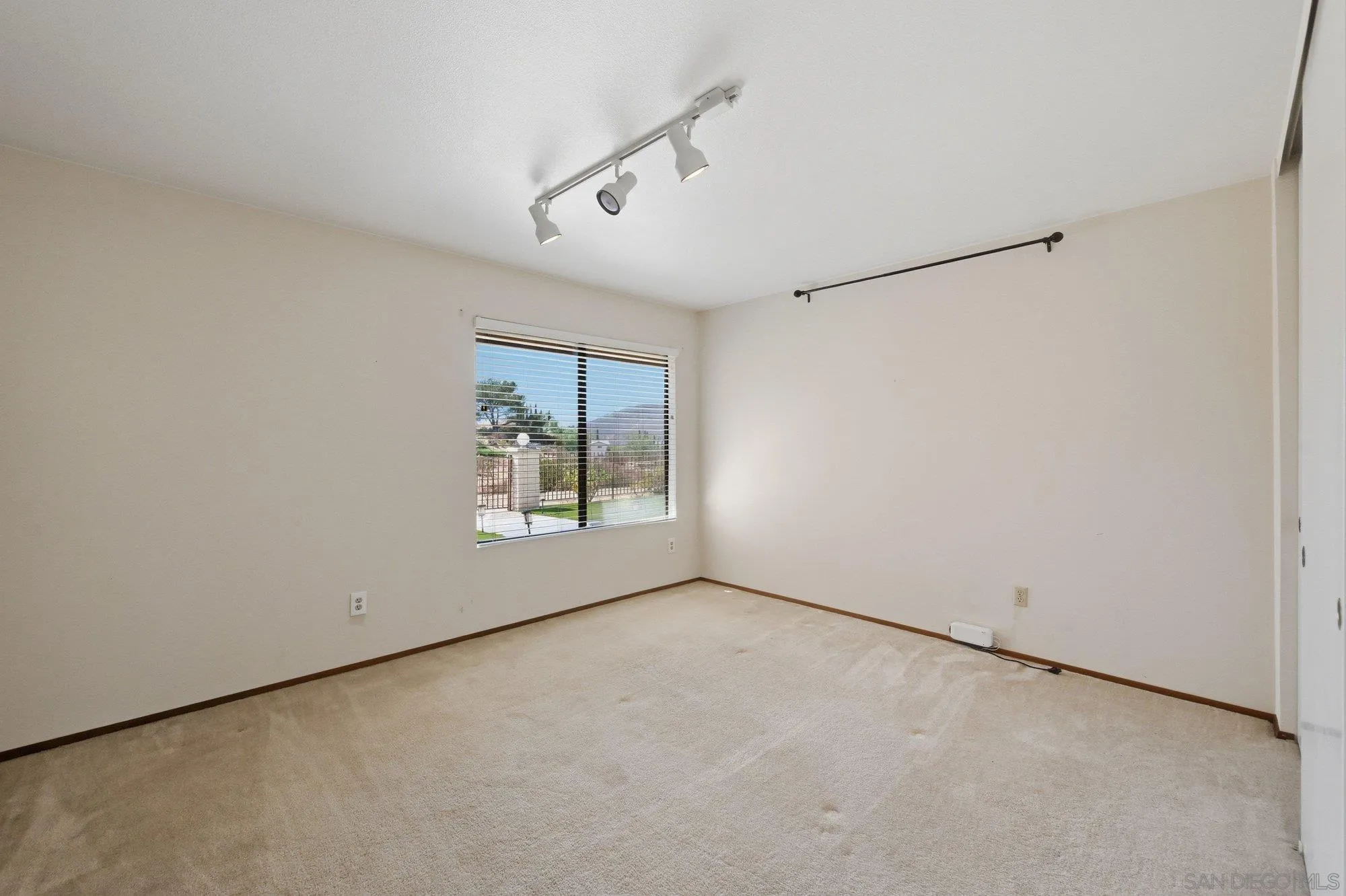 https://cdn.realtyfeed.com/cdn/127/260020455/e186ee69507365bf0a25b8c03b682ea2.webp