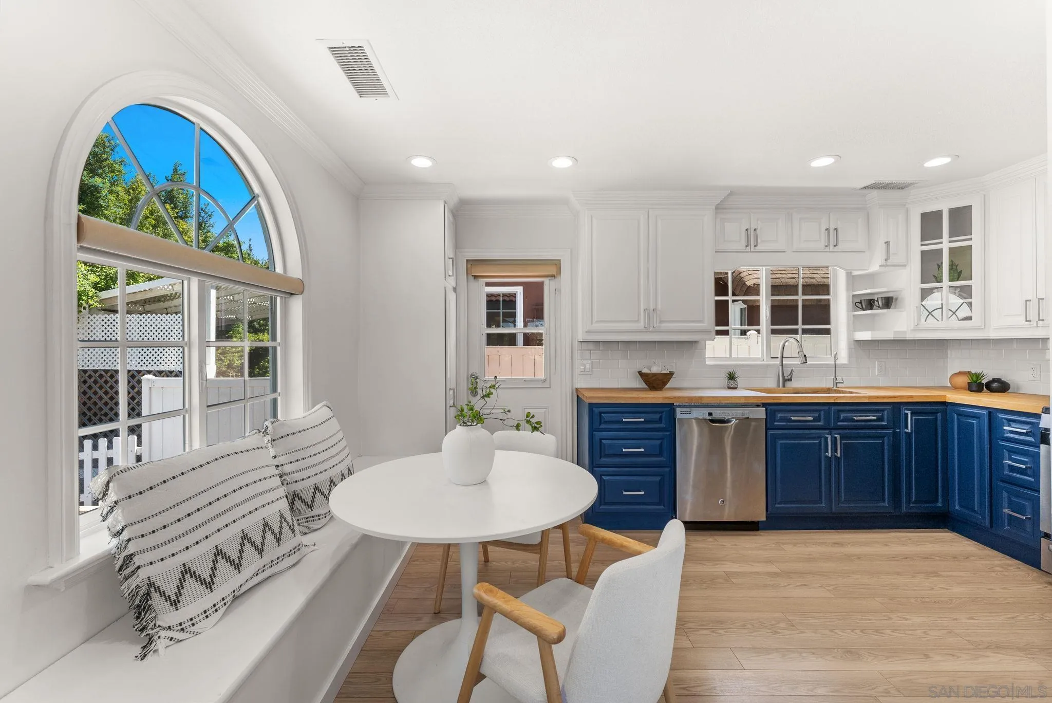 https://cdn.realtyfeed.com/cdn/127/260020476/4aa8f3df4eb0284d638c9dcdba273c83.webp