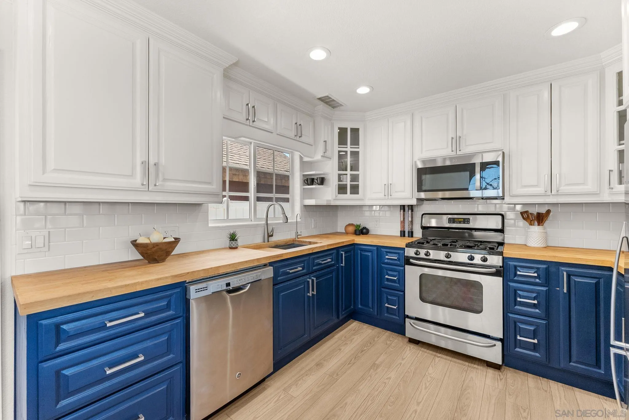 https://cdn.realtyfeed.com/cdn/127/260020476/b78ce904d1cd453bc2212a2c04f591b4.webp