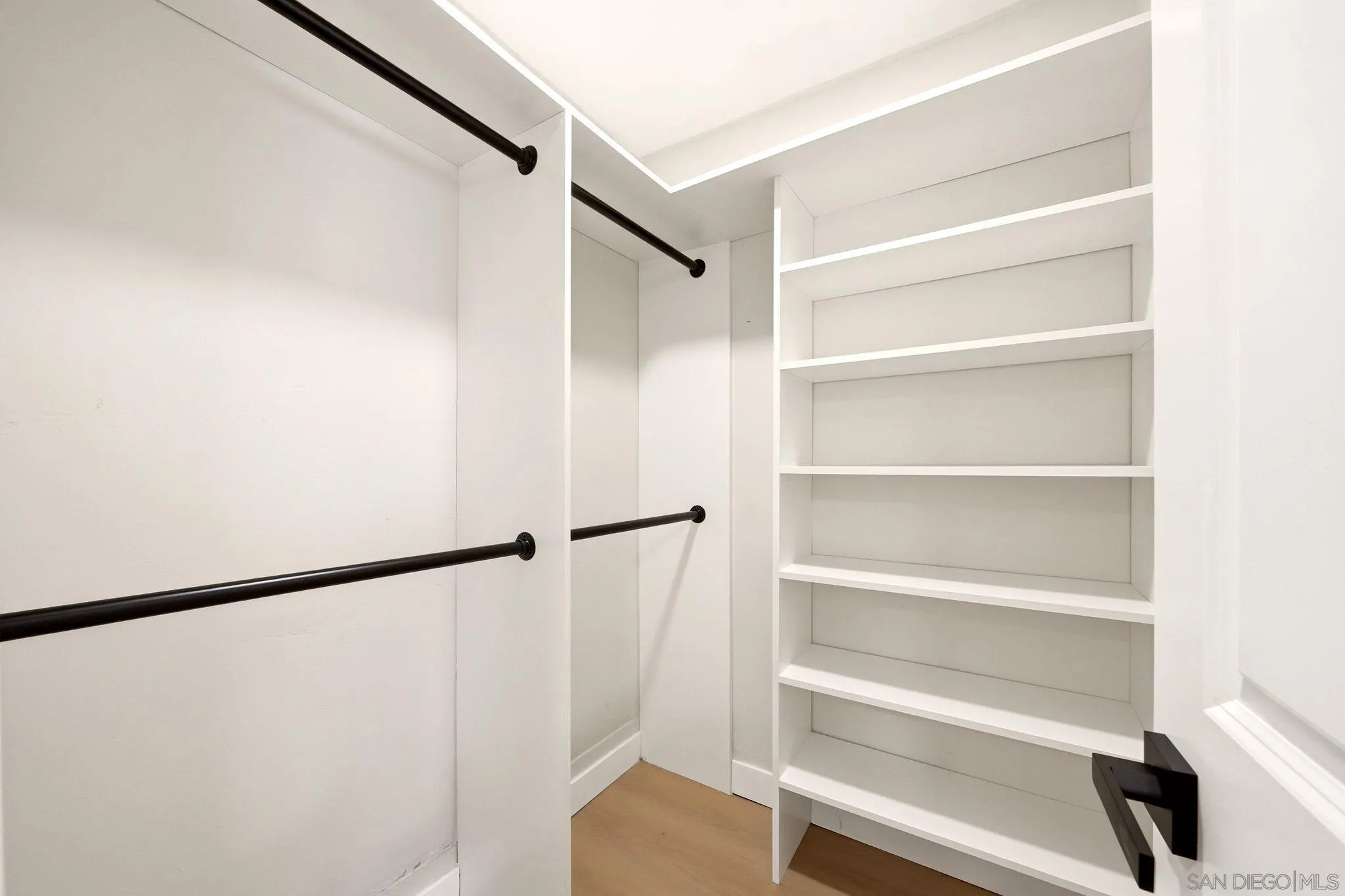 https://cdn.realtyfeed.com/cdn/127/260020490/11132237becc2548d295baafc7977d57.webp