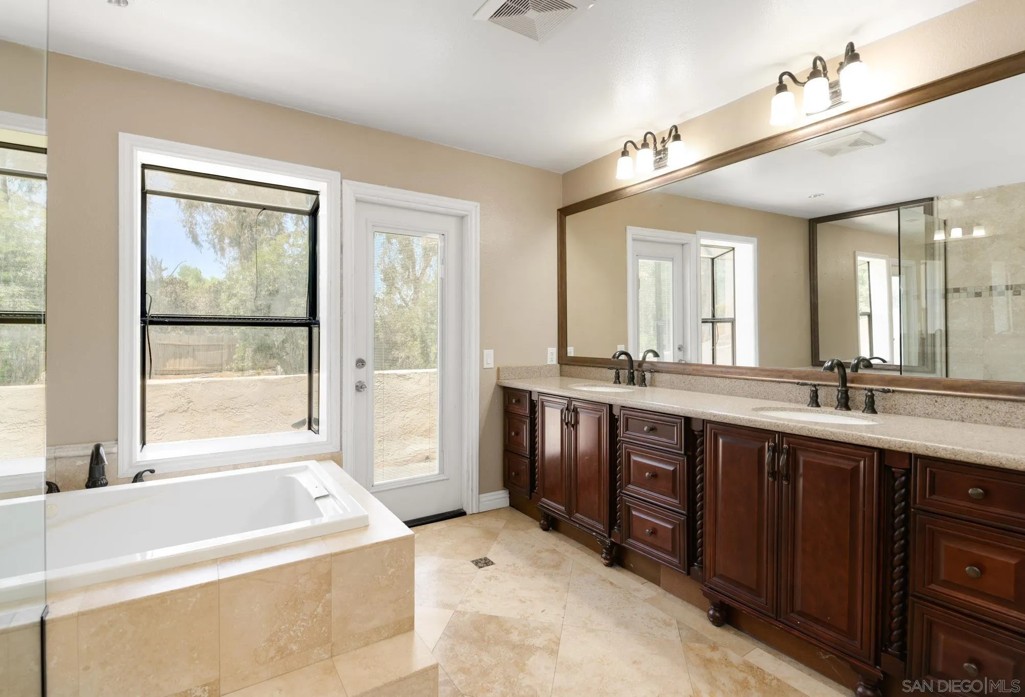 https://cdn.realtyfeed.com/cdn/127/260020496/5bb31b9ec7937b7a4a6282ced7e239ae.webp