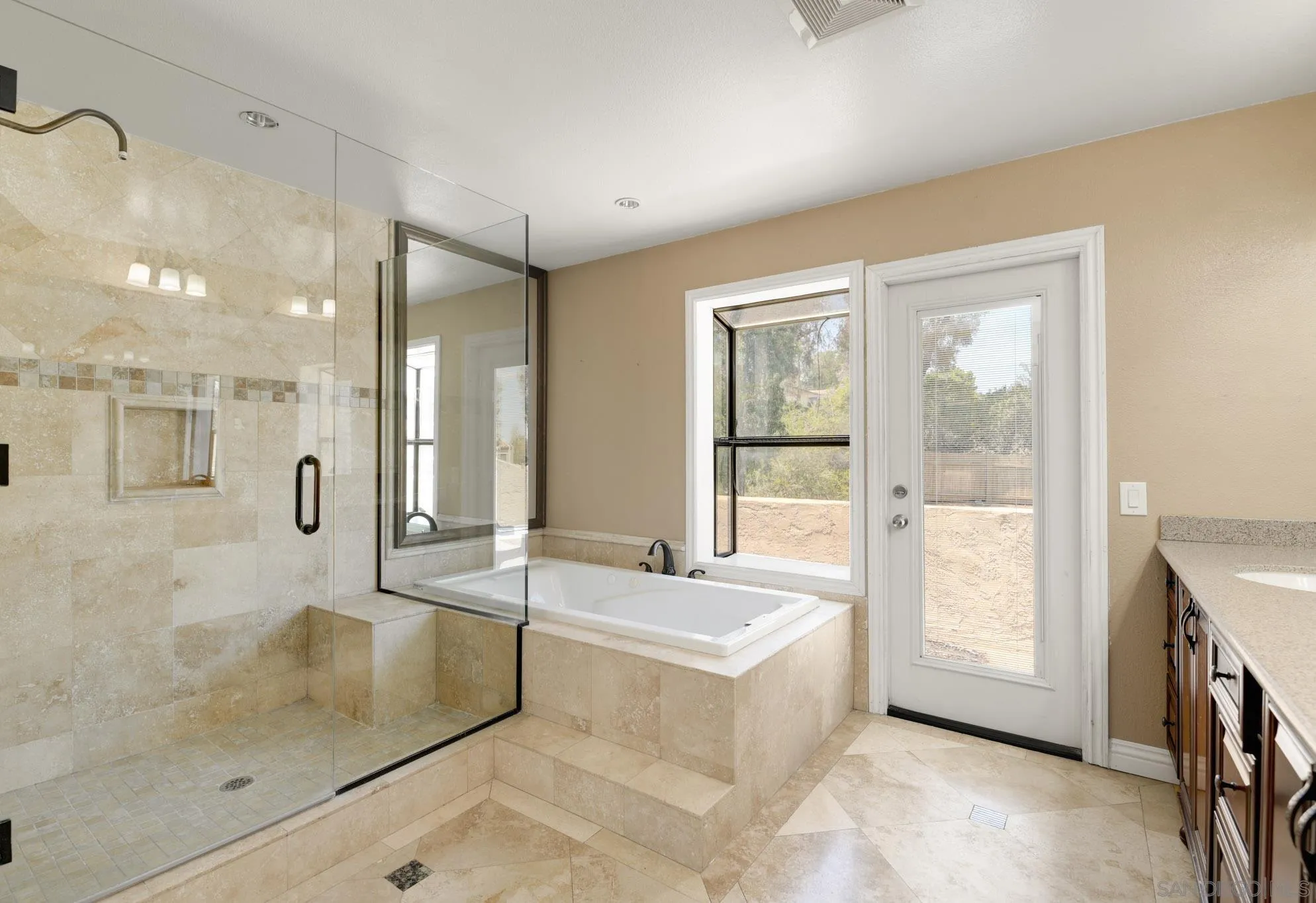 https://cdn.realtyfeed.com/cdn/127/260020496/cb570ca52996e9d9f771b9bfdb2e08b1.webp