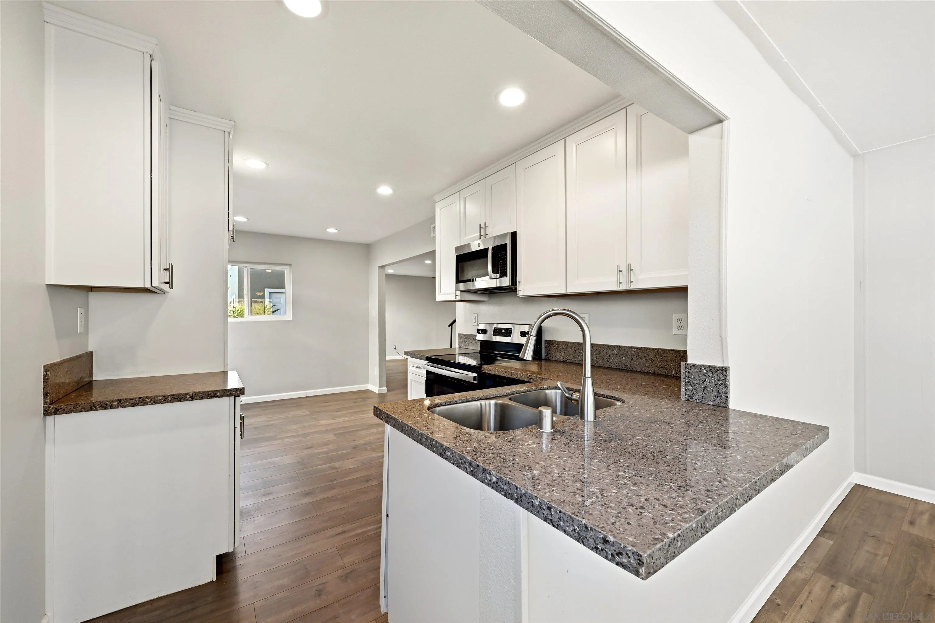 Photo #6: 260020498 Listing: Photo #6
