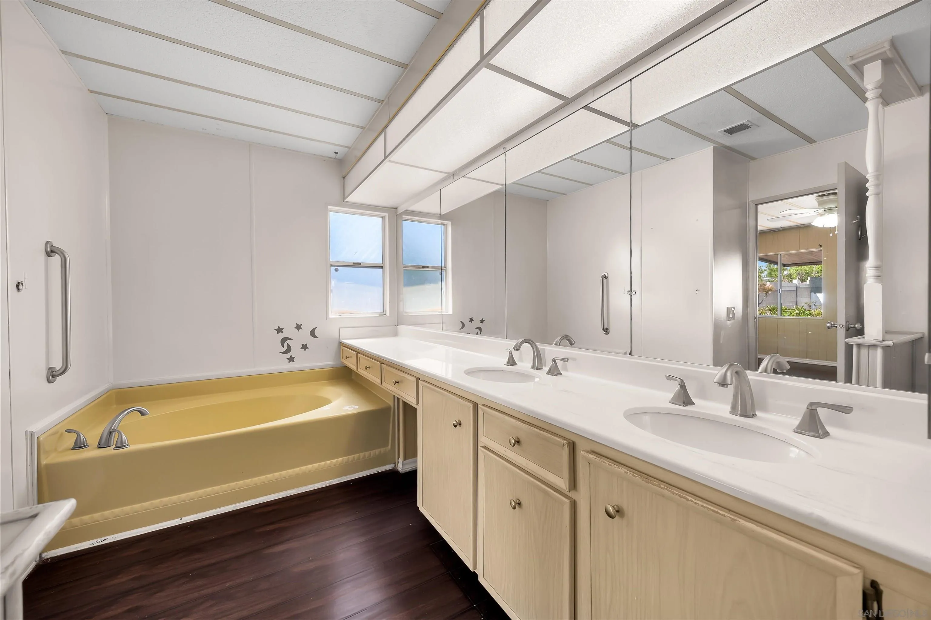 https://cdn.realtyfeed.com/cdn/127/260020509/ea261c9d3e388953475f679f16bcde92.webp