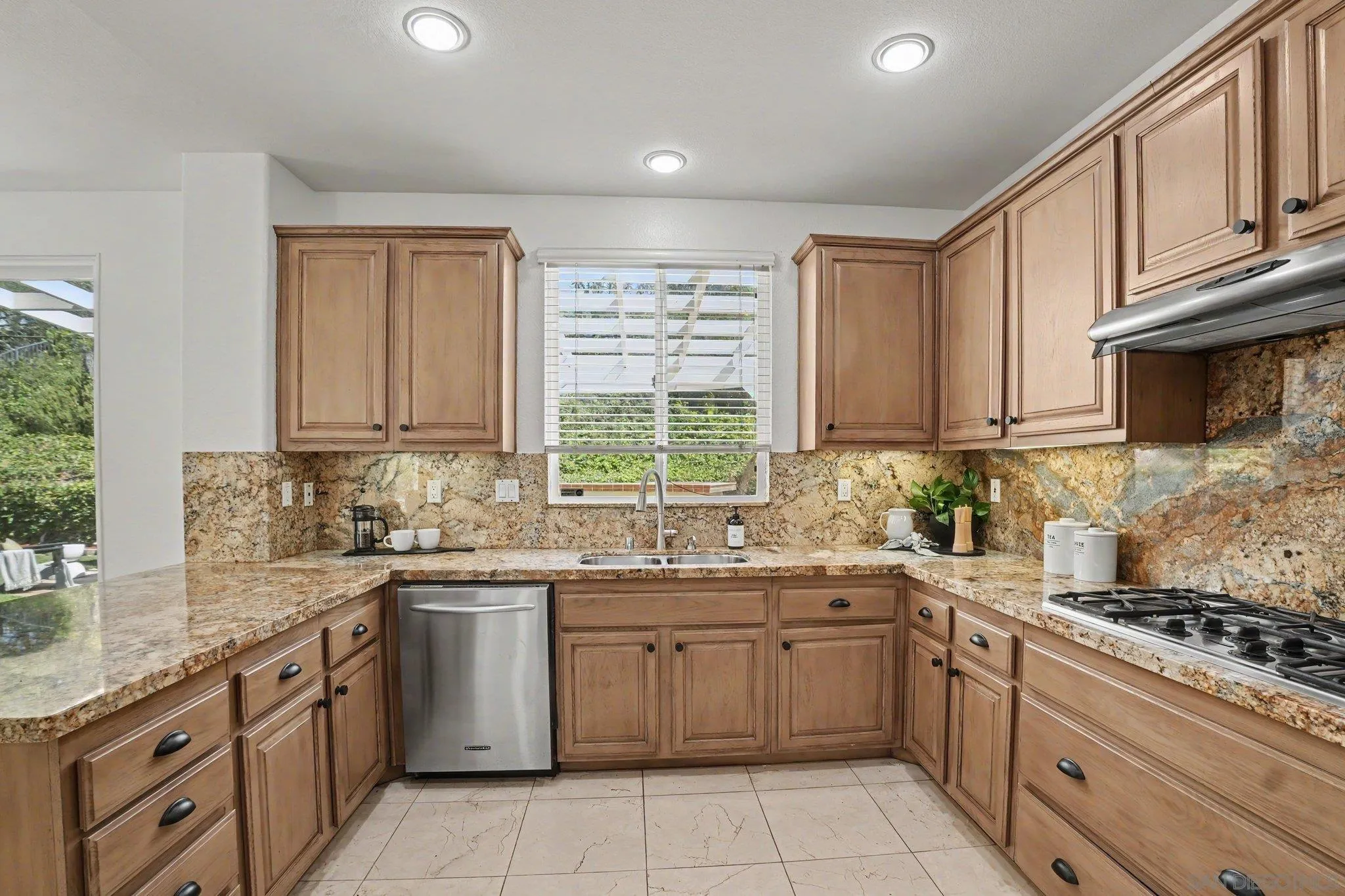 https://cdn.realtyfeed.com/cdn/127/260020528/974a3d84e9fb5907414f4776df83dde5.webp