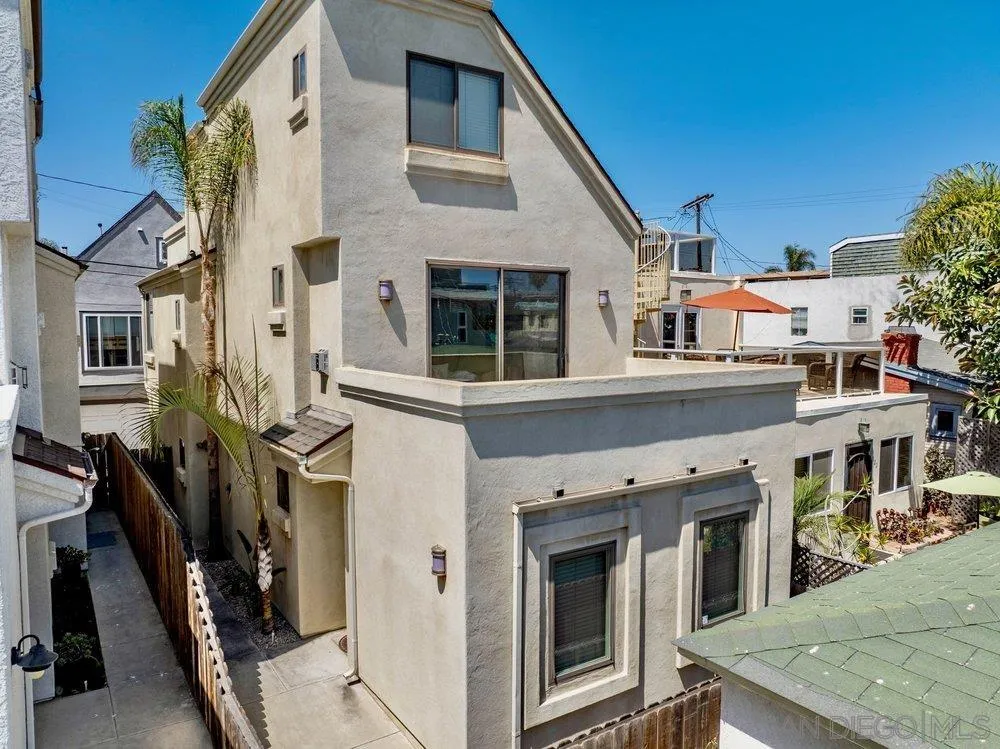 818 Queenstown Court