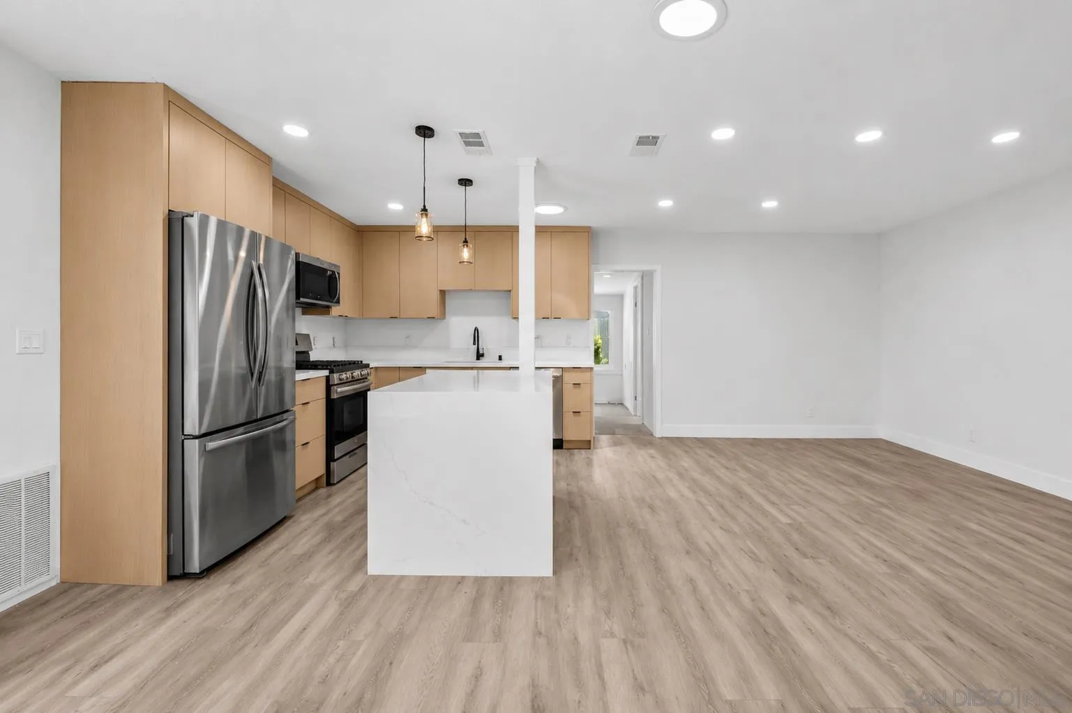 https://cdn.realtyfeed.com/cdn/127/260020569/a1772c1c2894c6e857592d97e826c42c.webp