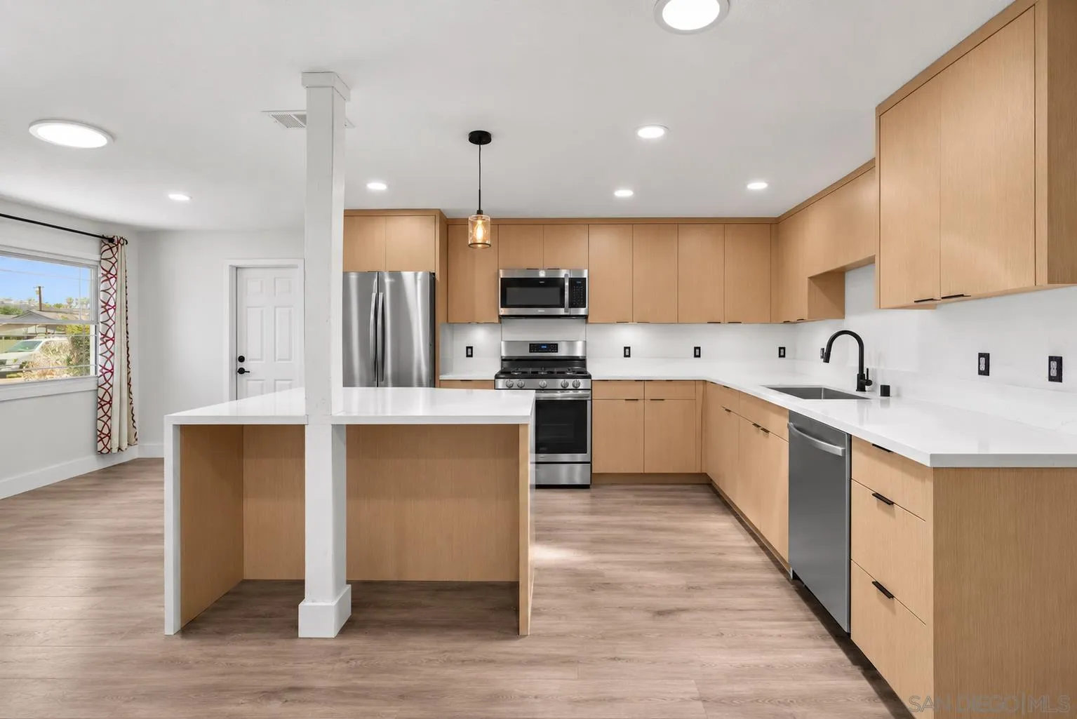 https://cdn.realtyfeed.com/cdn/127/260020569/eb496ec0dac8a34a143db1cb71166c70.webp