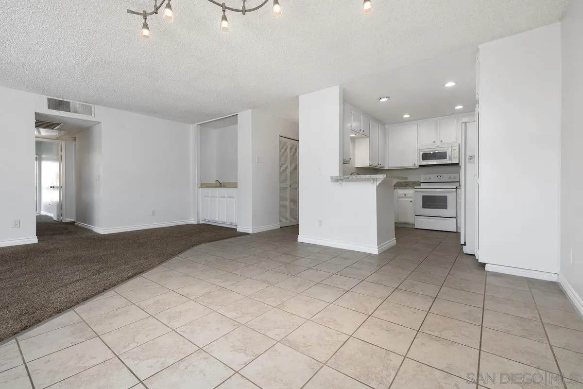 Photo #8: 260020573 Listing: Photo #8