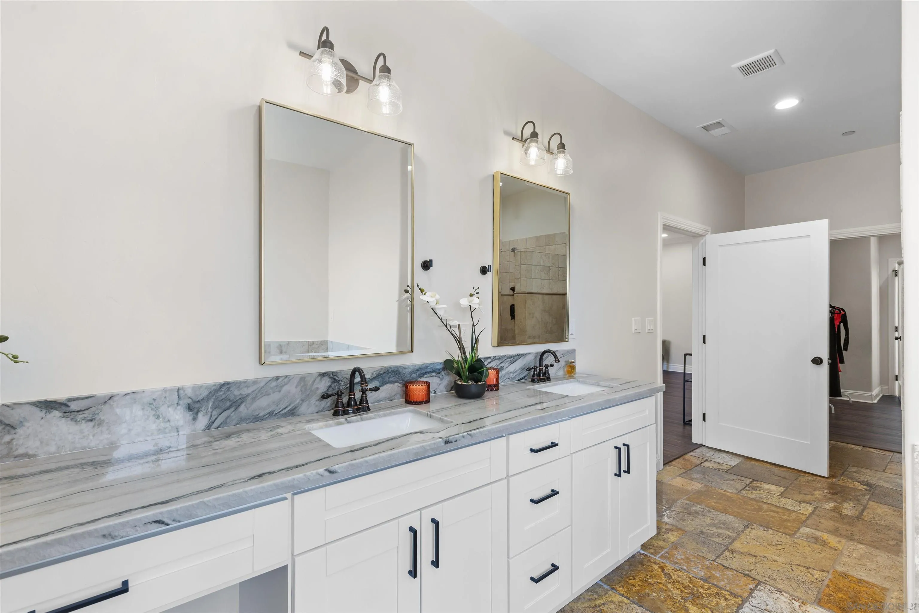 https://cdn.realtyfeed.com/cdn/127/260020584/d2c9a356c2cb141b902eb7ee2c30ddc8.webp