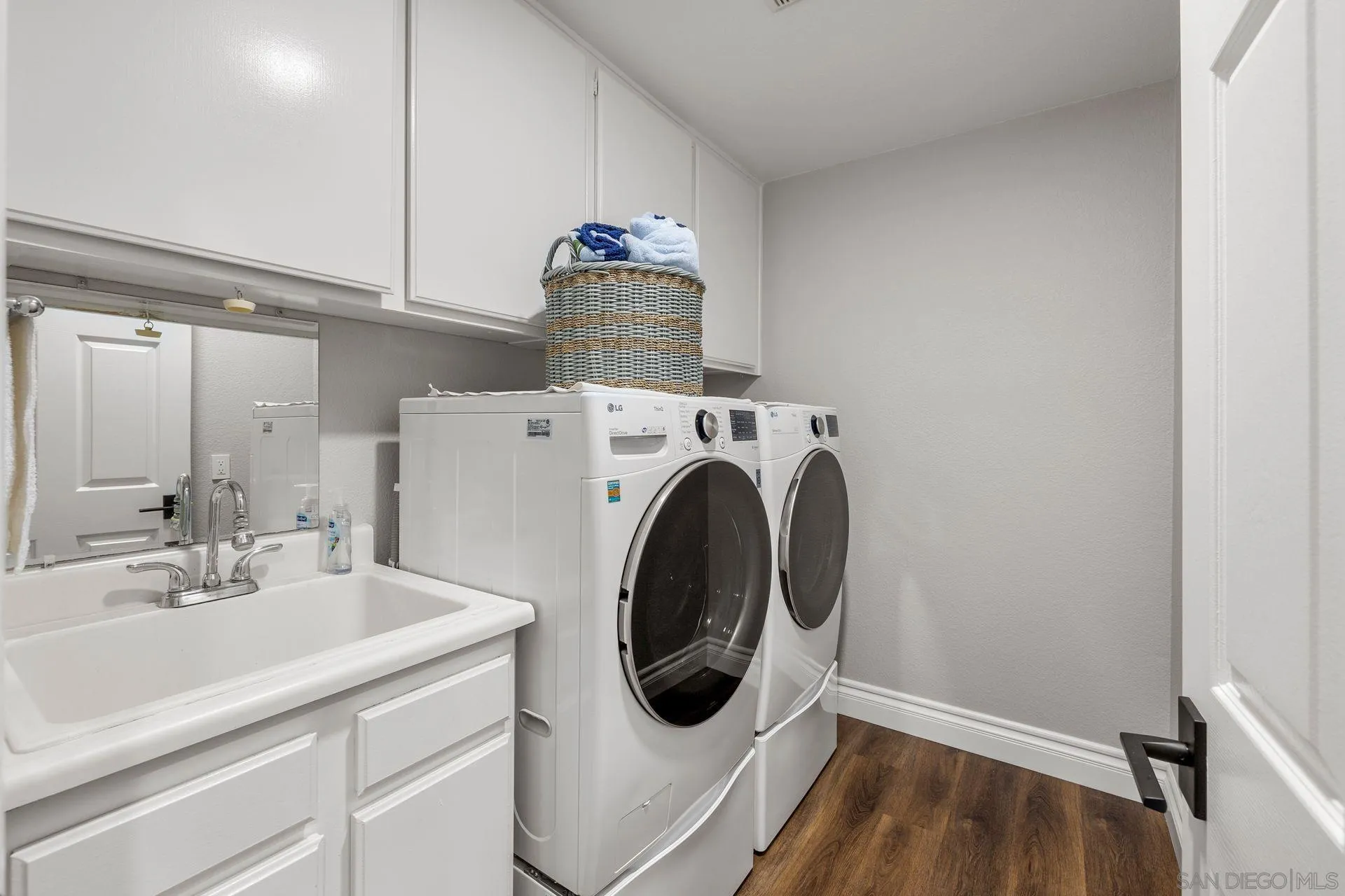 https://cdn.realtyfeed.com/cdn/127/260020586/1ab88f67a369e78bc9641bfa4fddfc1e.webp